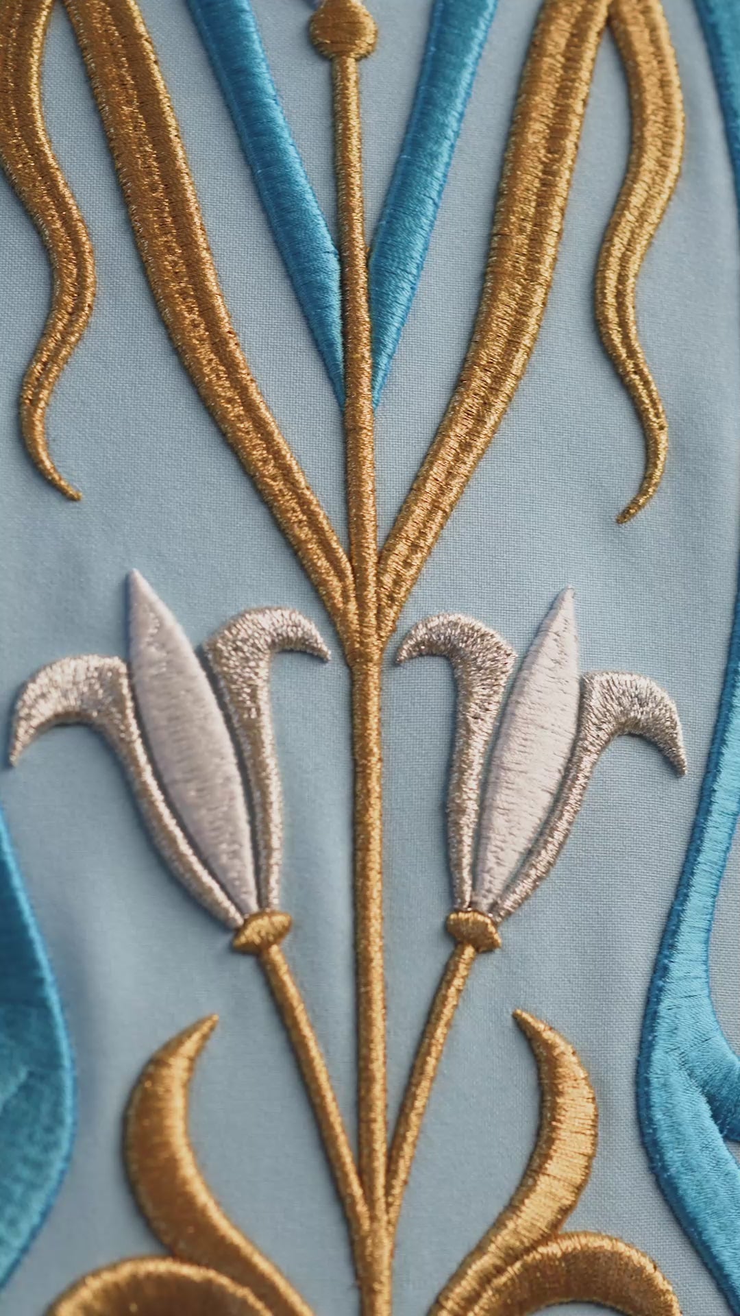 Chasuble liturgique mariale brodée d'une couronne Bleu
