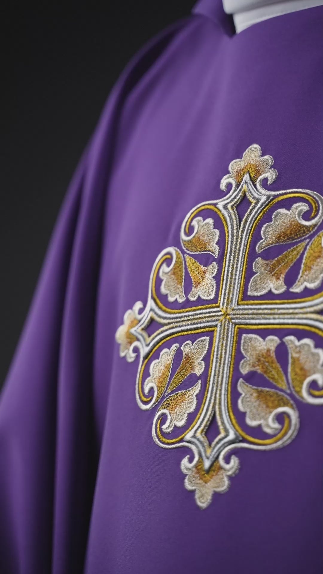 Chasuble brodée avec une croix décorée et un large col, violette