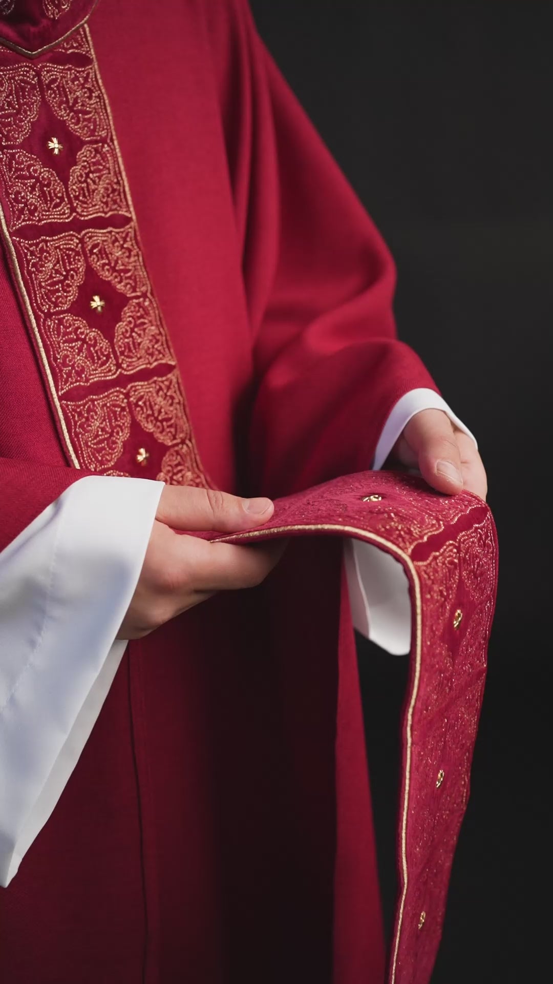 Chasuble avec ceinture et col richement brodés en rouge