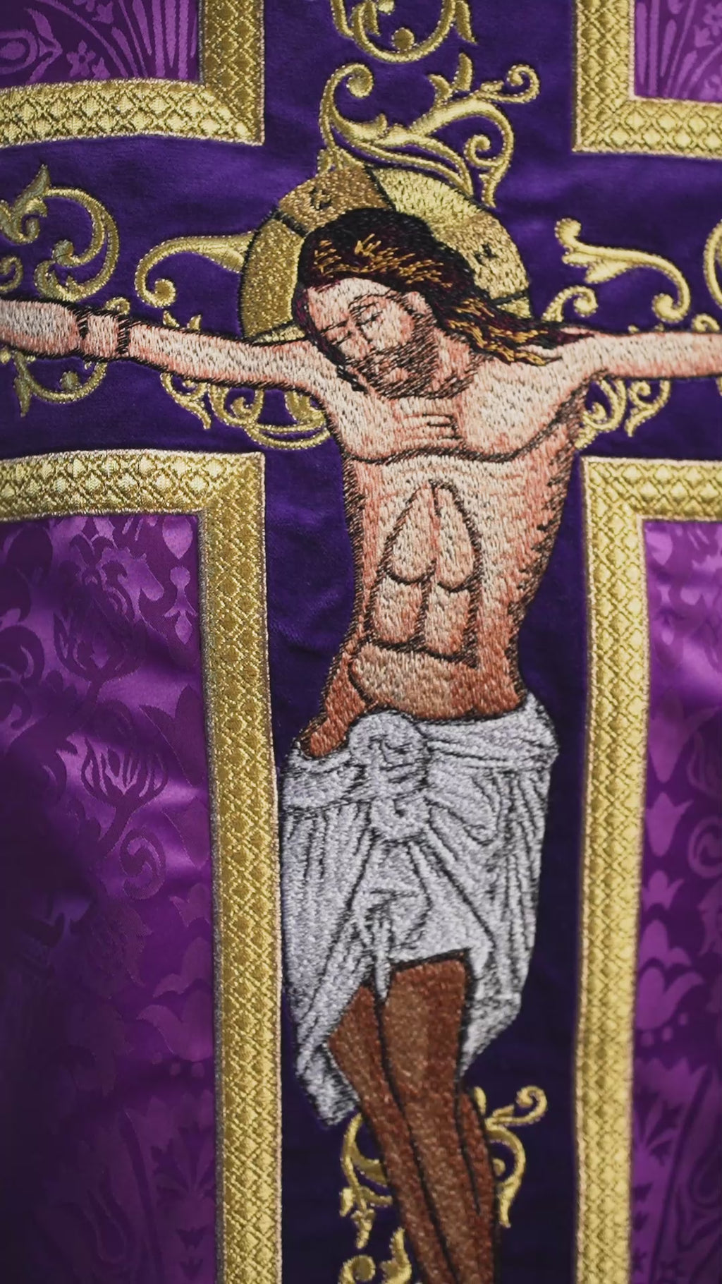 Chasuble violette brodée du motif de Jésus-Christ