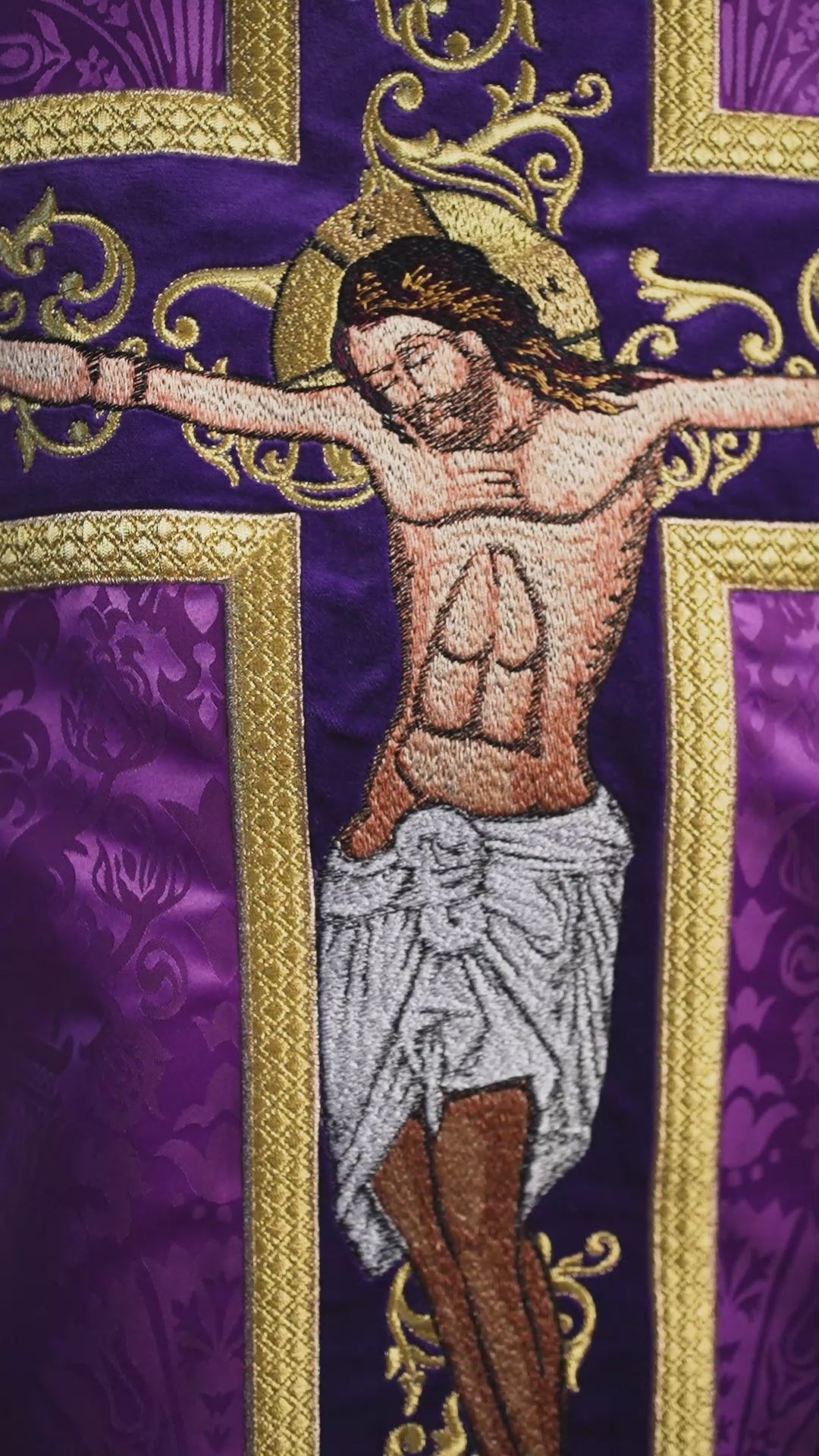 Chasuble violette brodée du motif de Jésus-Christ