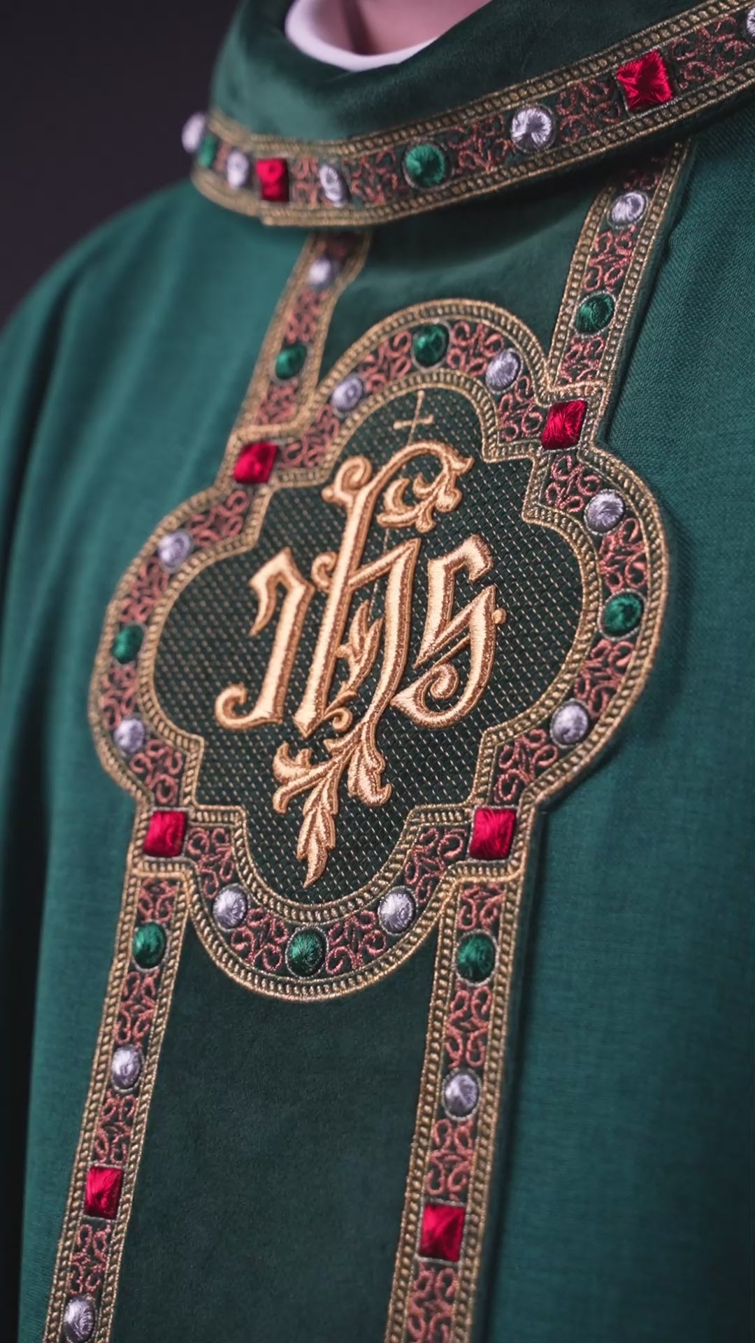 Chasuble avec ceinture richement brodée et passepoil autour de la broderie IHS et du col en vert