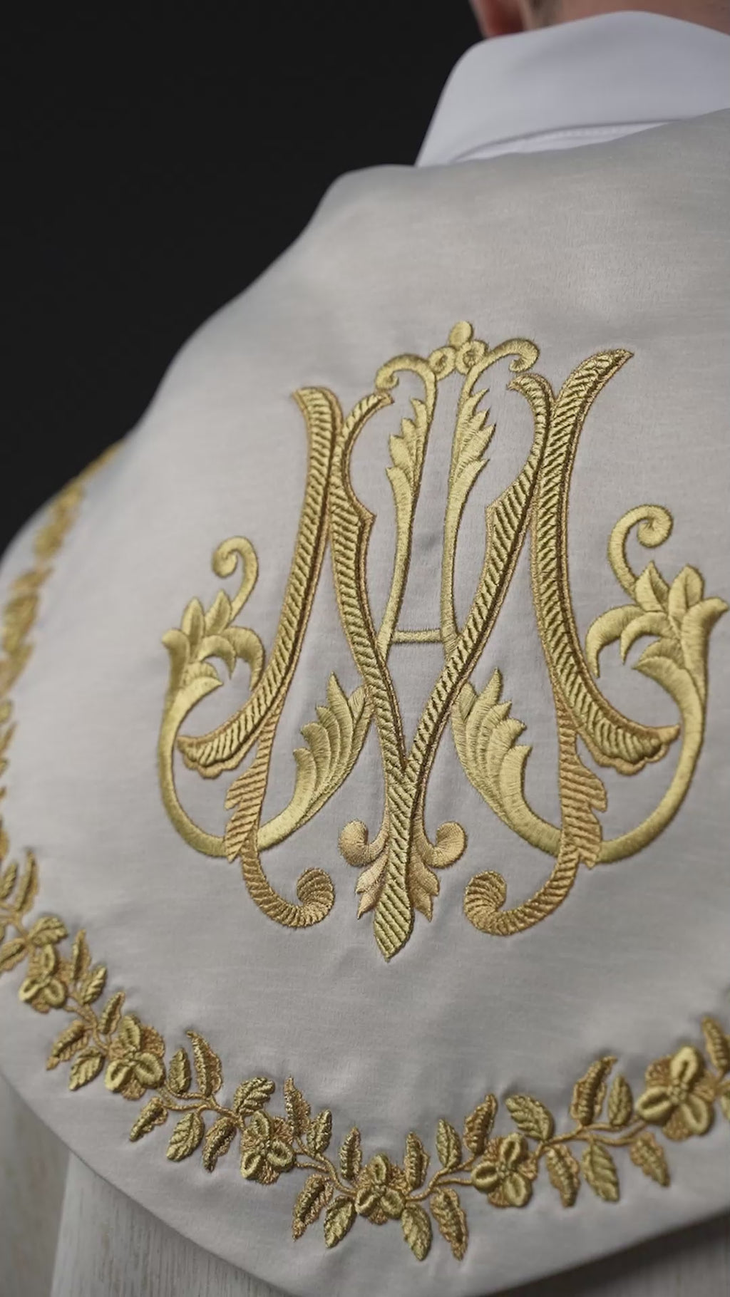 Chape brodée mariale écru