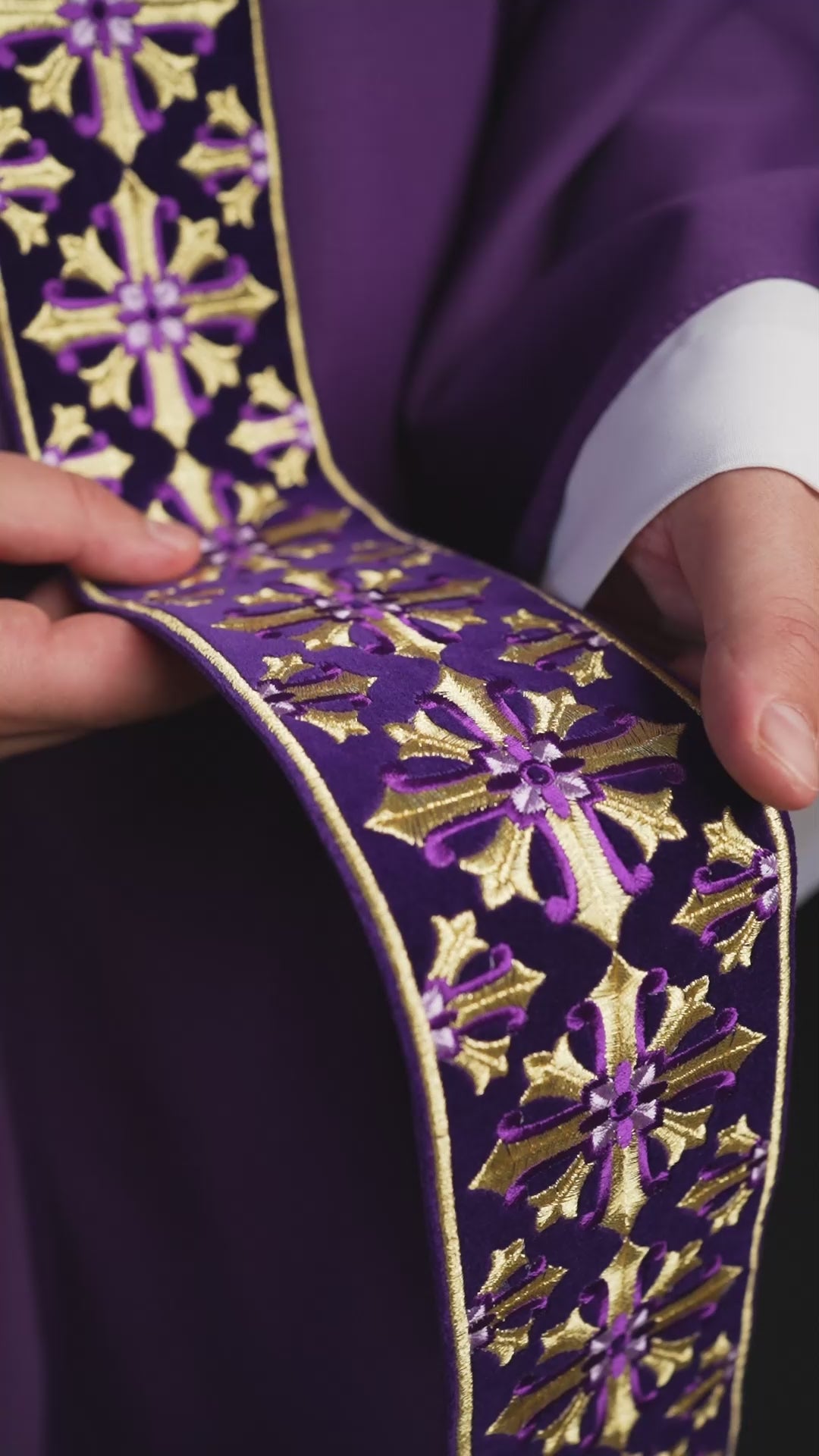 Chasuble avec broderie scintillante en violet