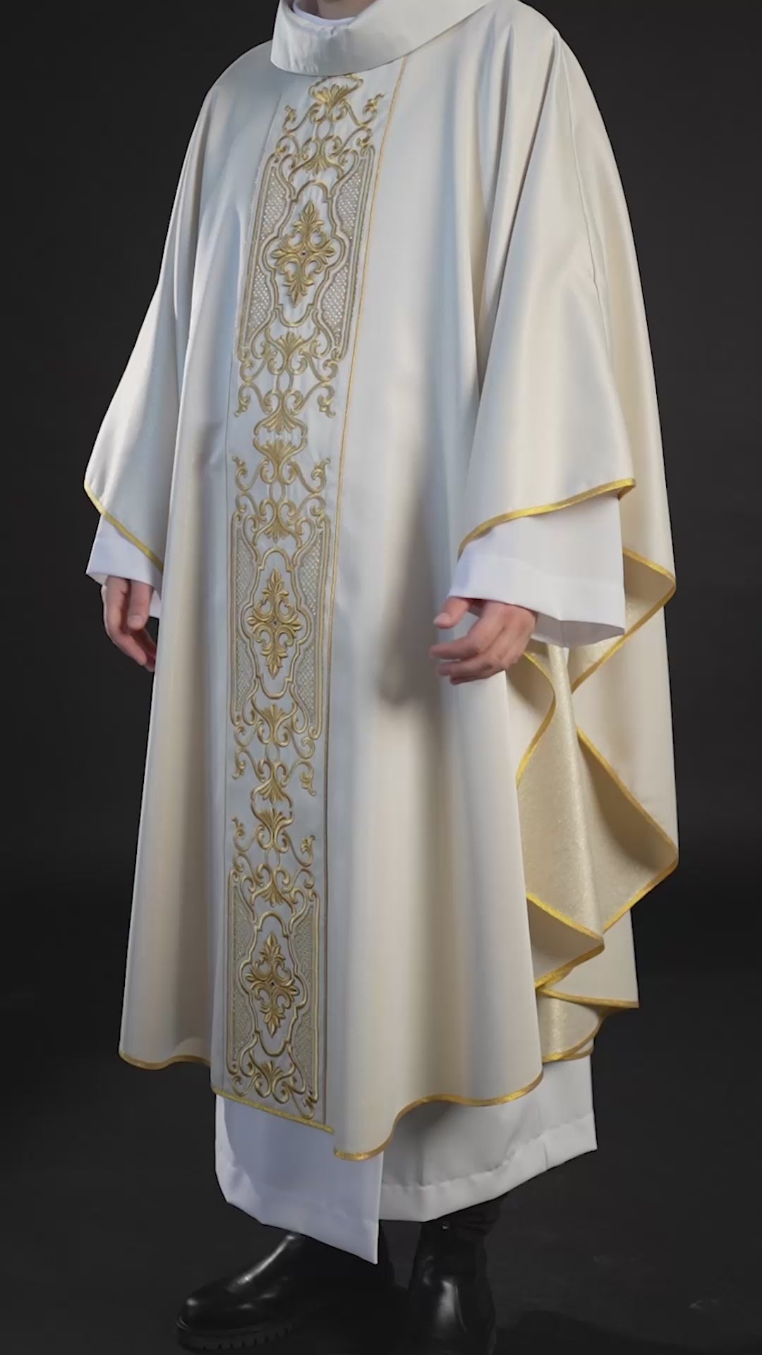 Chasuble en tissu chatoyant avec une riche broderie dorée sur la ceinture