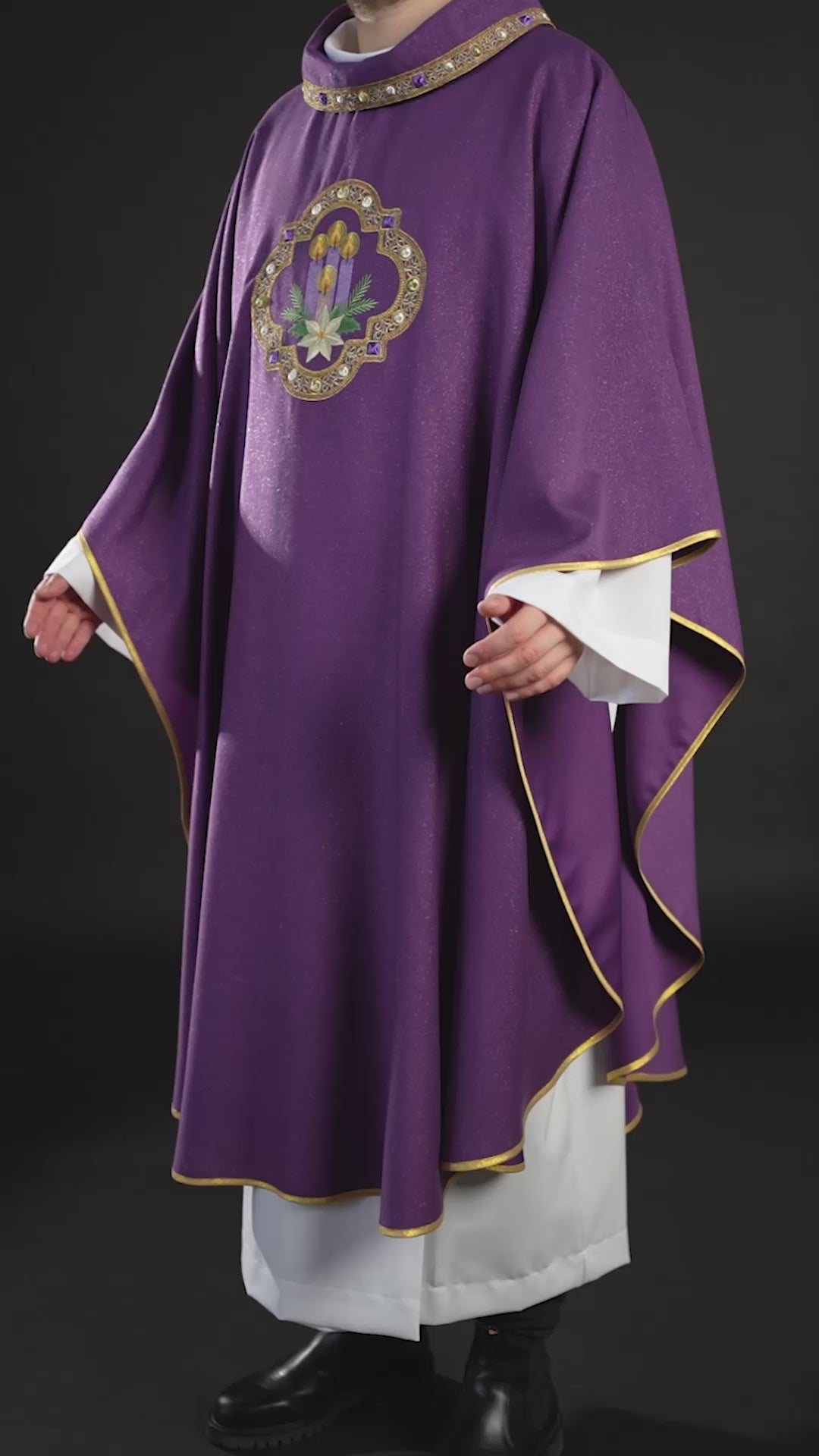 Chasuble brodée pour l’Avent confectionnée dans un tissu satiné