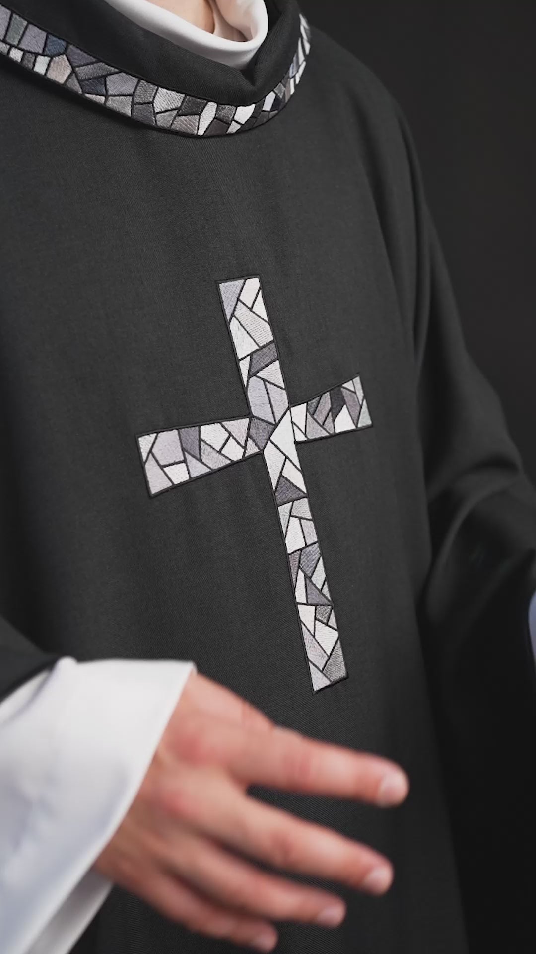 Chasuble noire avec croix en mosaïque