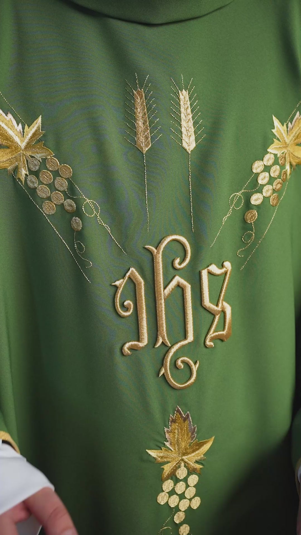 Chasuble brodée avec le symbole IHS raisin Vert