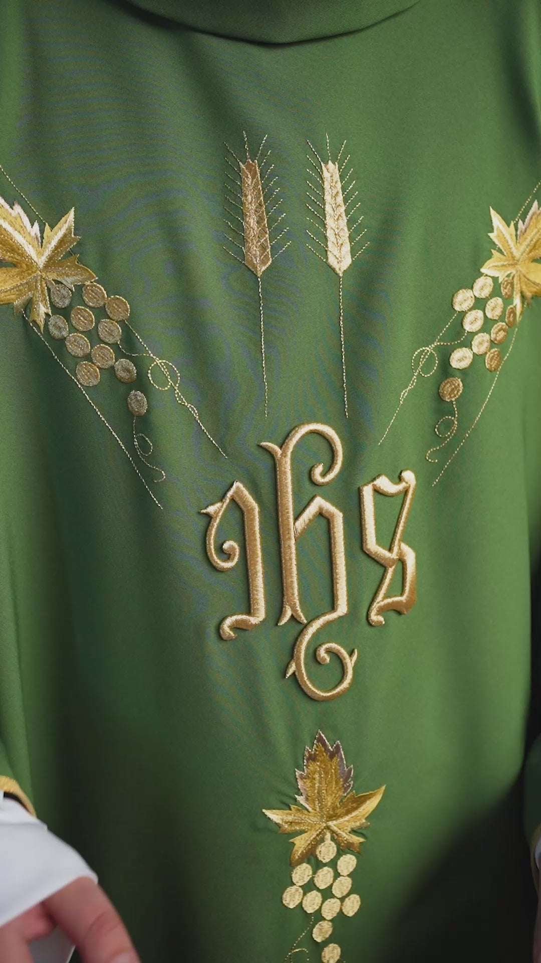 Chasuble brodée avec le symbole IHS raisin Vert