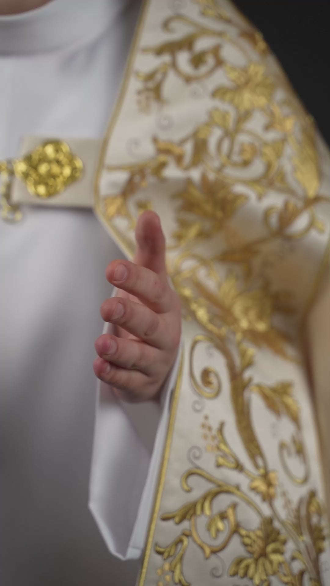 Cape romaine en satin écru avec cœur brodé du Seigneur Jésus