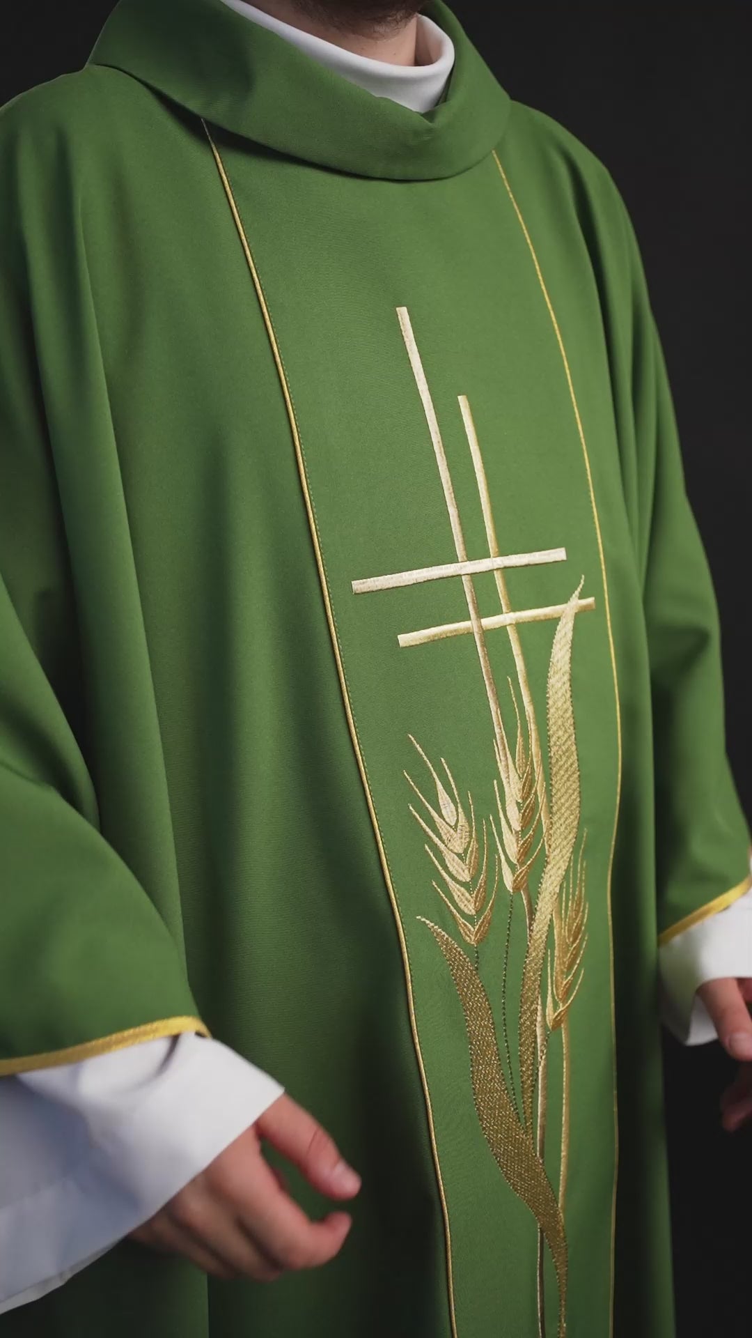 Chasuble verte brodée de motifs de croix et d'oreilles