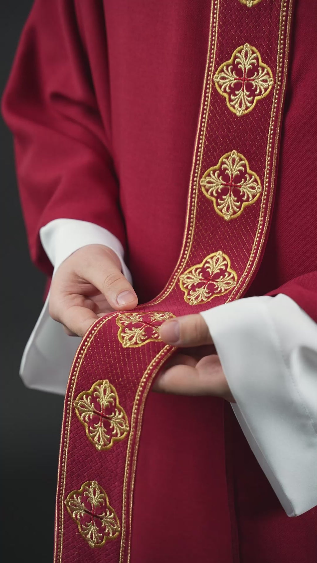 Chasuble rouge avec ceinture brodée et collier croisé