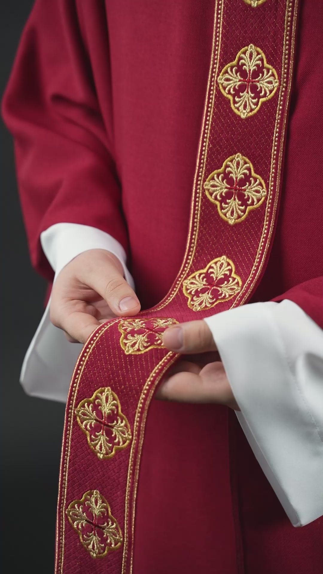 Chasuble rouge avec ceinture brodée et collier croisé