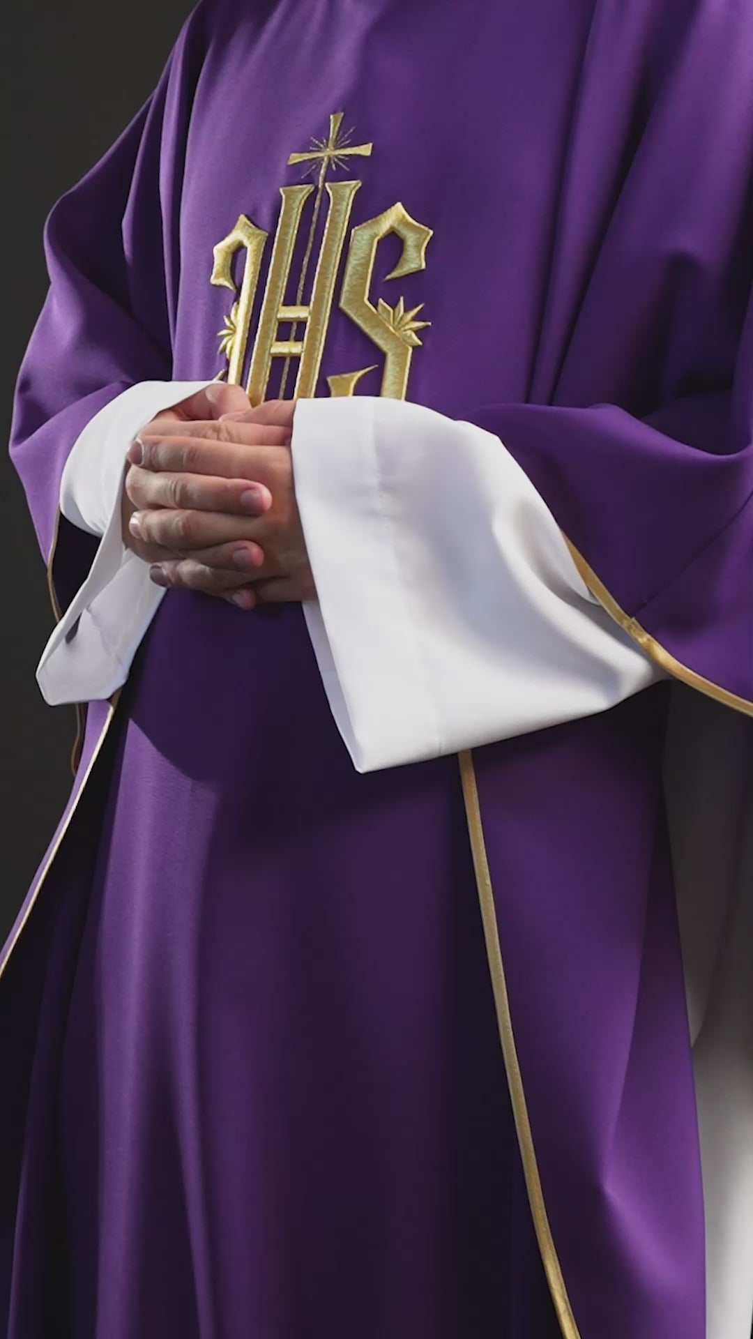 Chasuble brodée en violet avec motif IHS doré