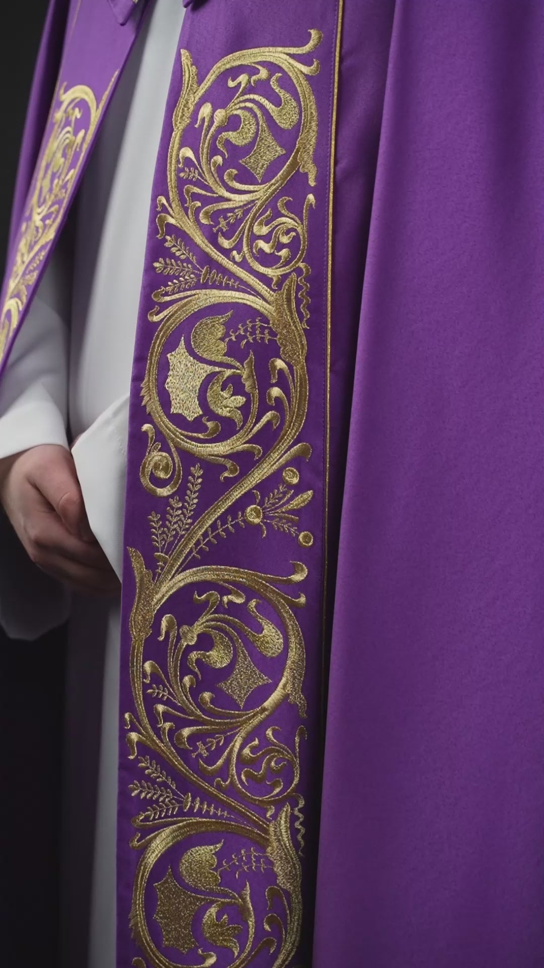 Chapelle liturgique violette avec monogramme IHS doré