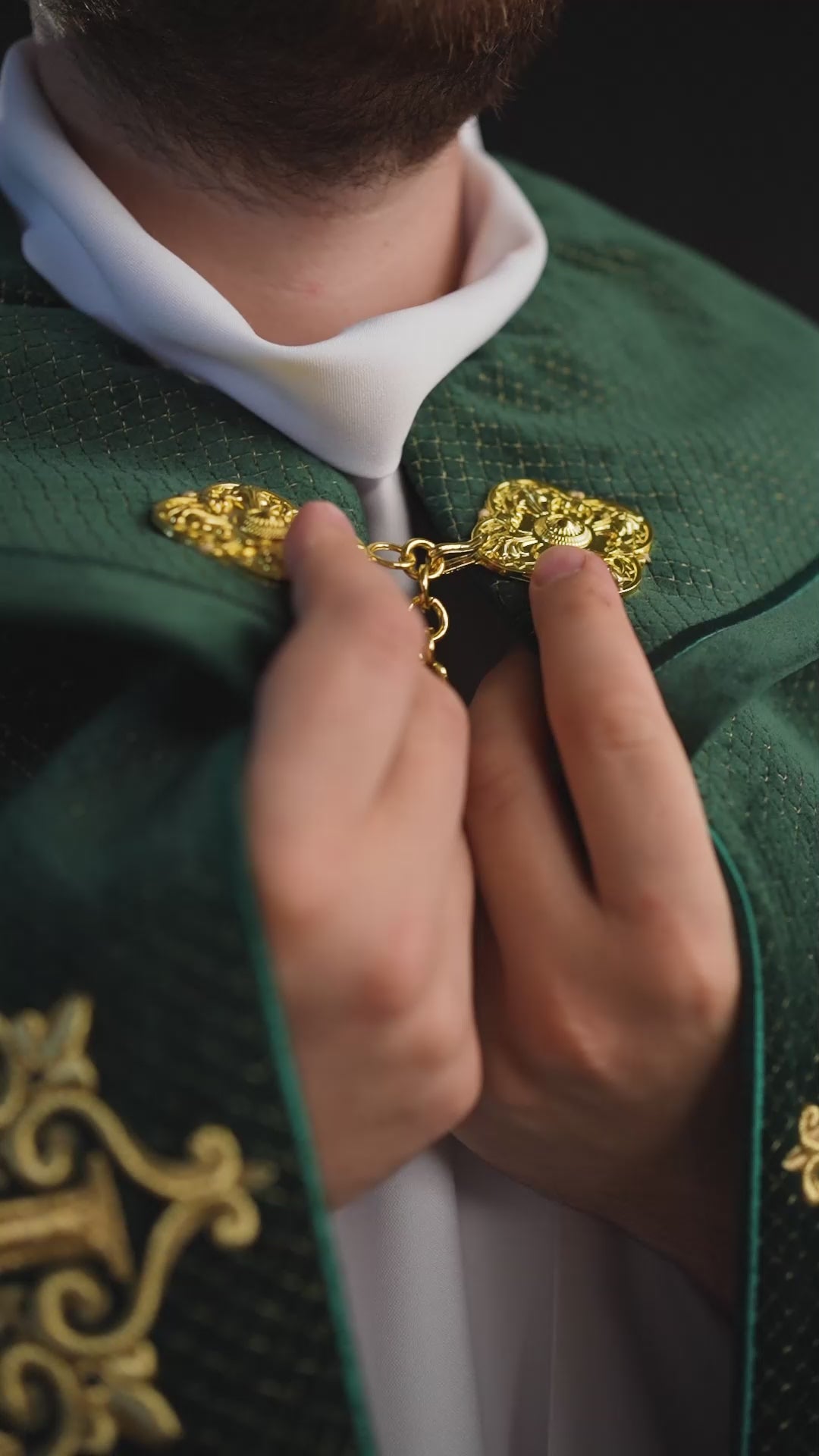 Chapelle avec une ceinture en velours et une broderie de croix