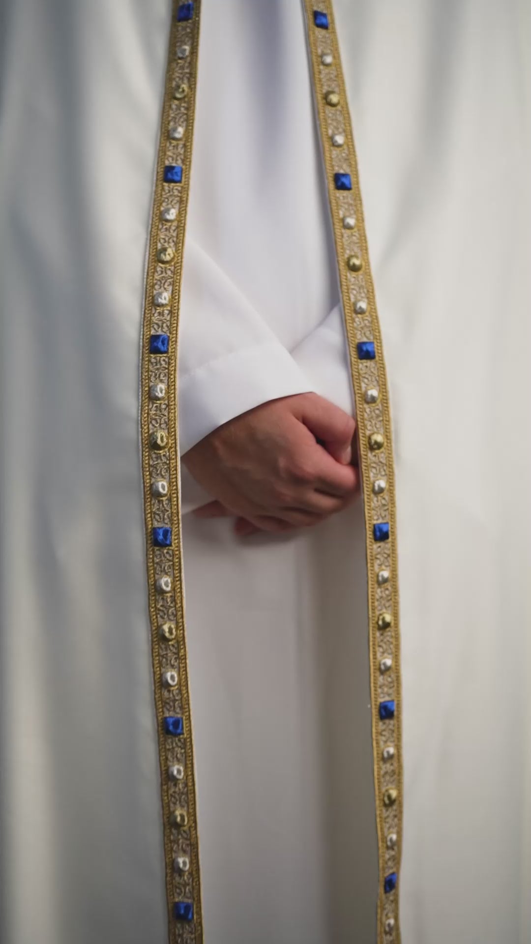 Chape liturgique brodée avec blason marial