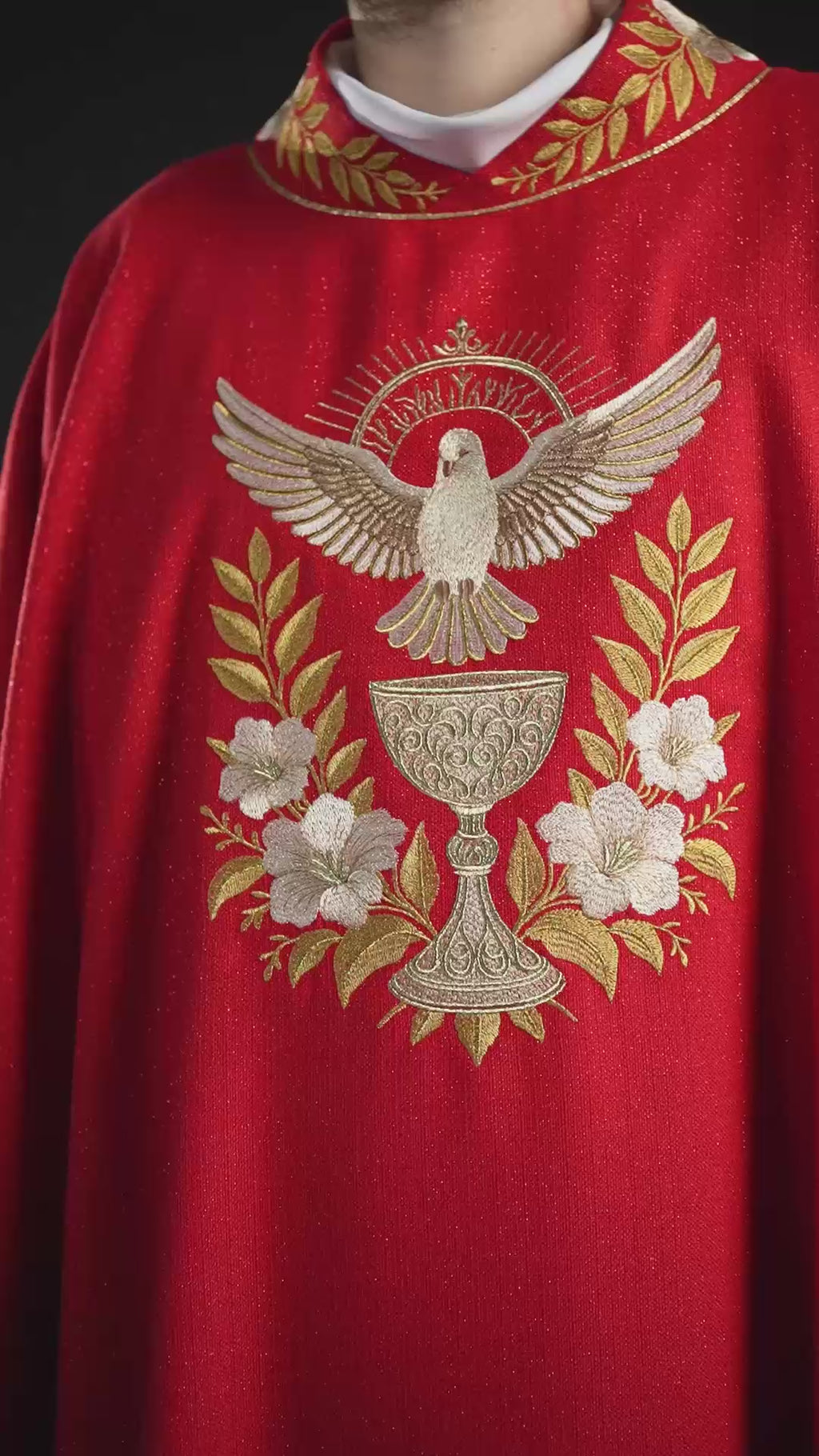 Chasuble rouge avec col brodé et symbole du Saint-Esprit