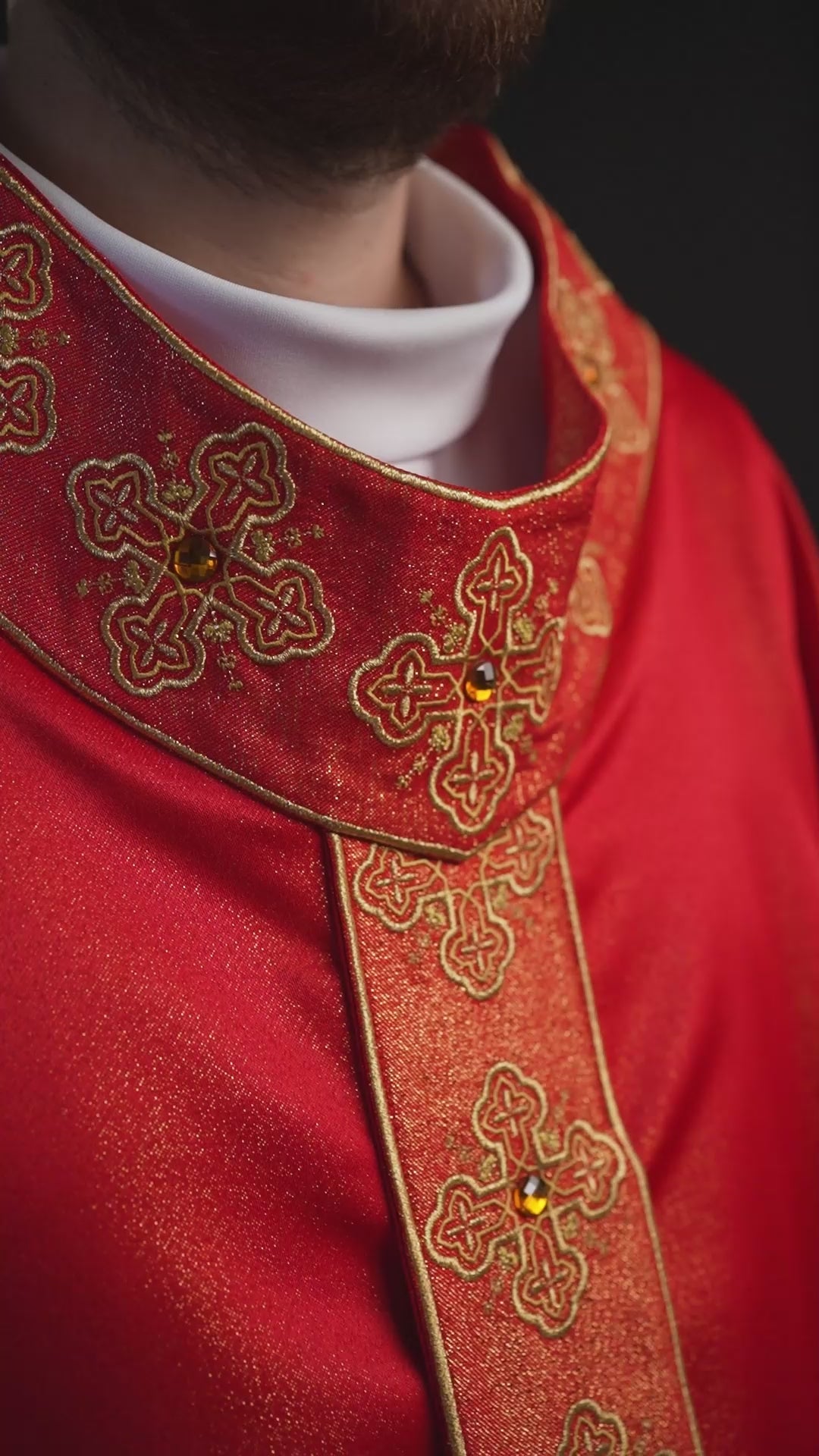 Chasuble rouge avec ceinture brodée et collier orné de pierres