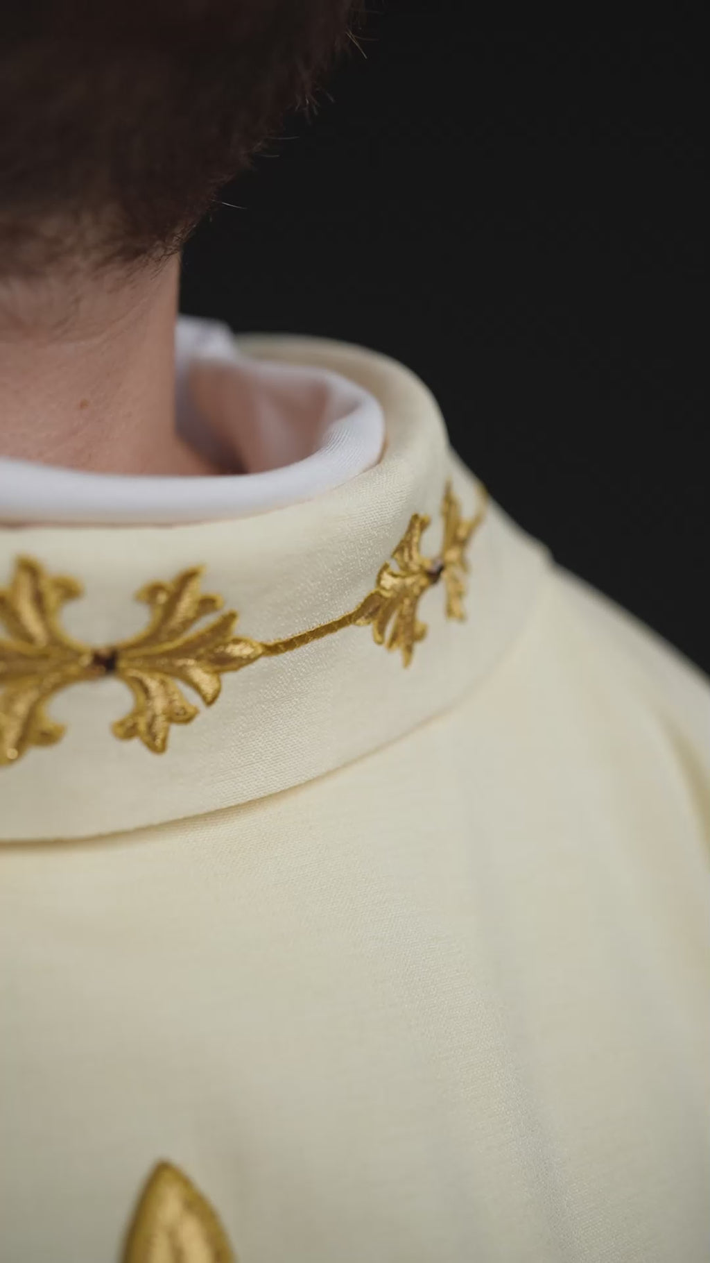 Chasuble richement brodée d'un cordon orné de pierres