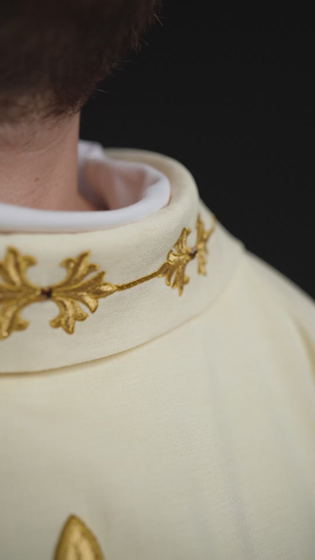 Chasuble richement brodée d'un cordon orné de pierres