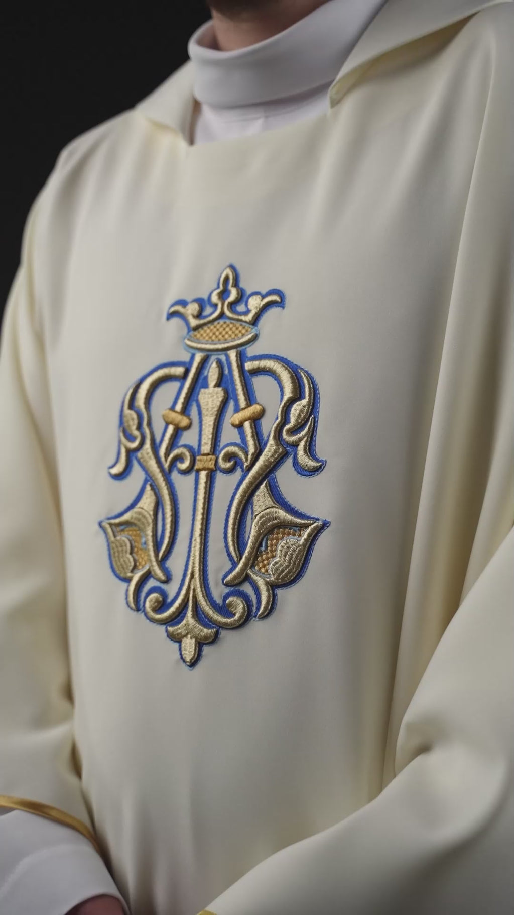 Chasuble brodée écru avec symbole marial et large col