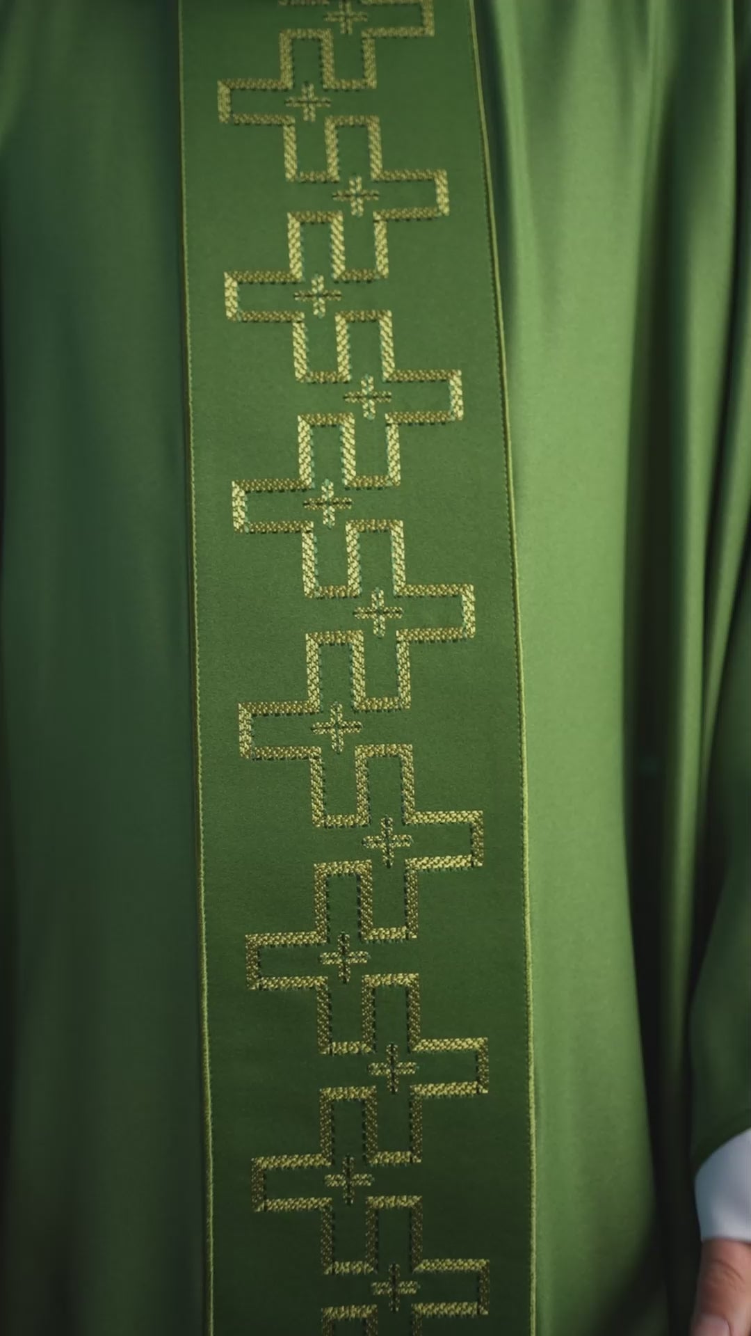 Chasuble avec ceinture richement brodée en croix verte