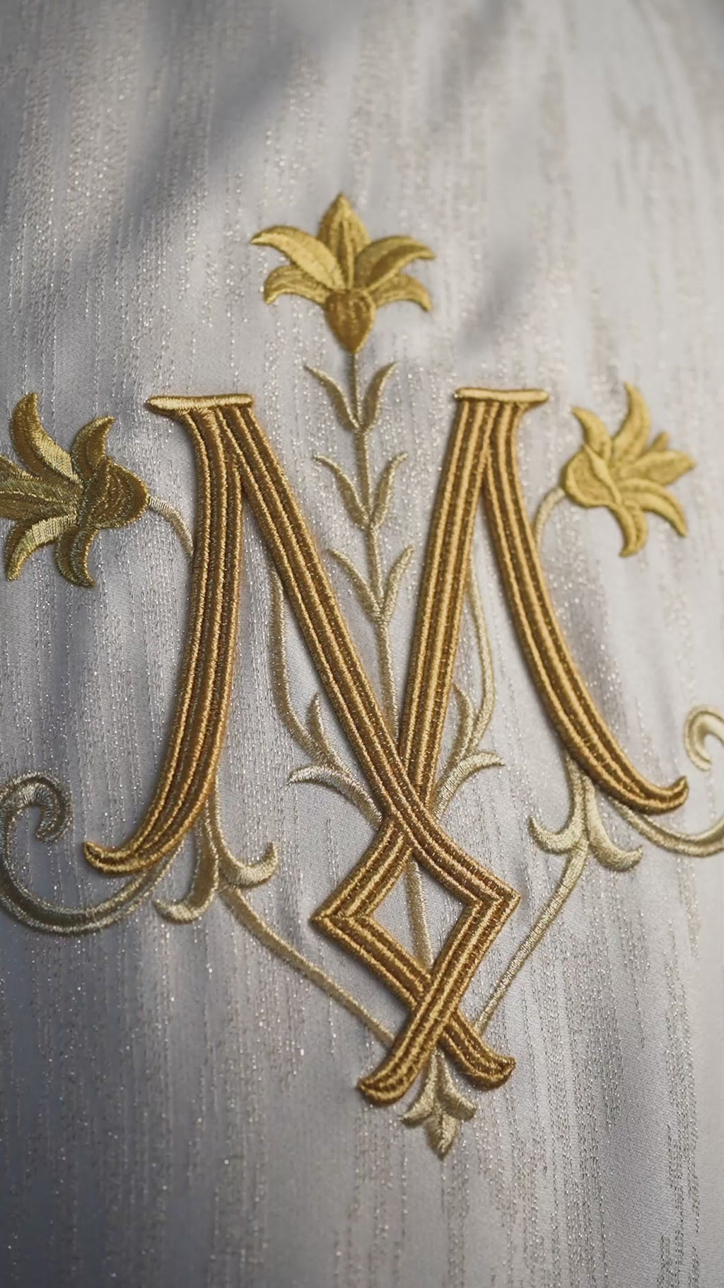 Chasuble écrue avec motif marial brodé sur tissu décoratif