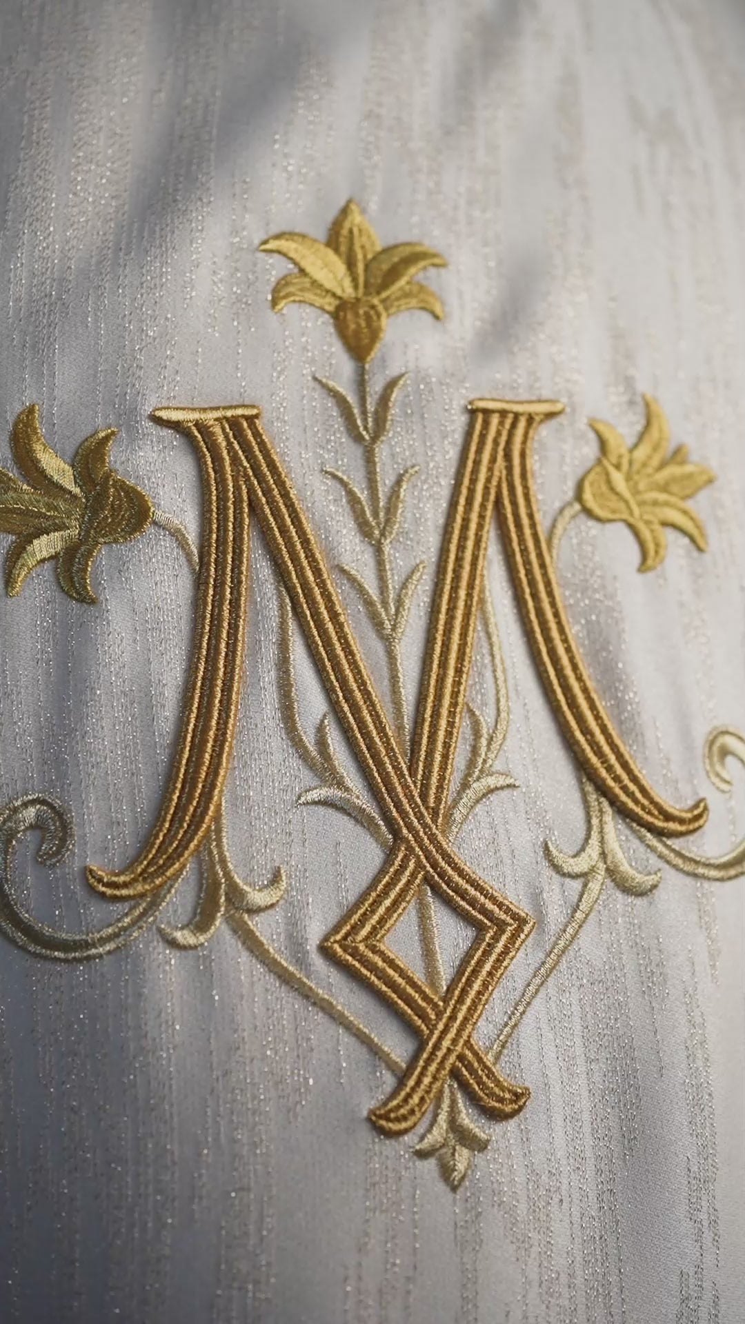 Chasuble écrue avec motif marial brodé sur tissu décoratif