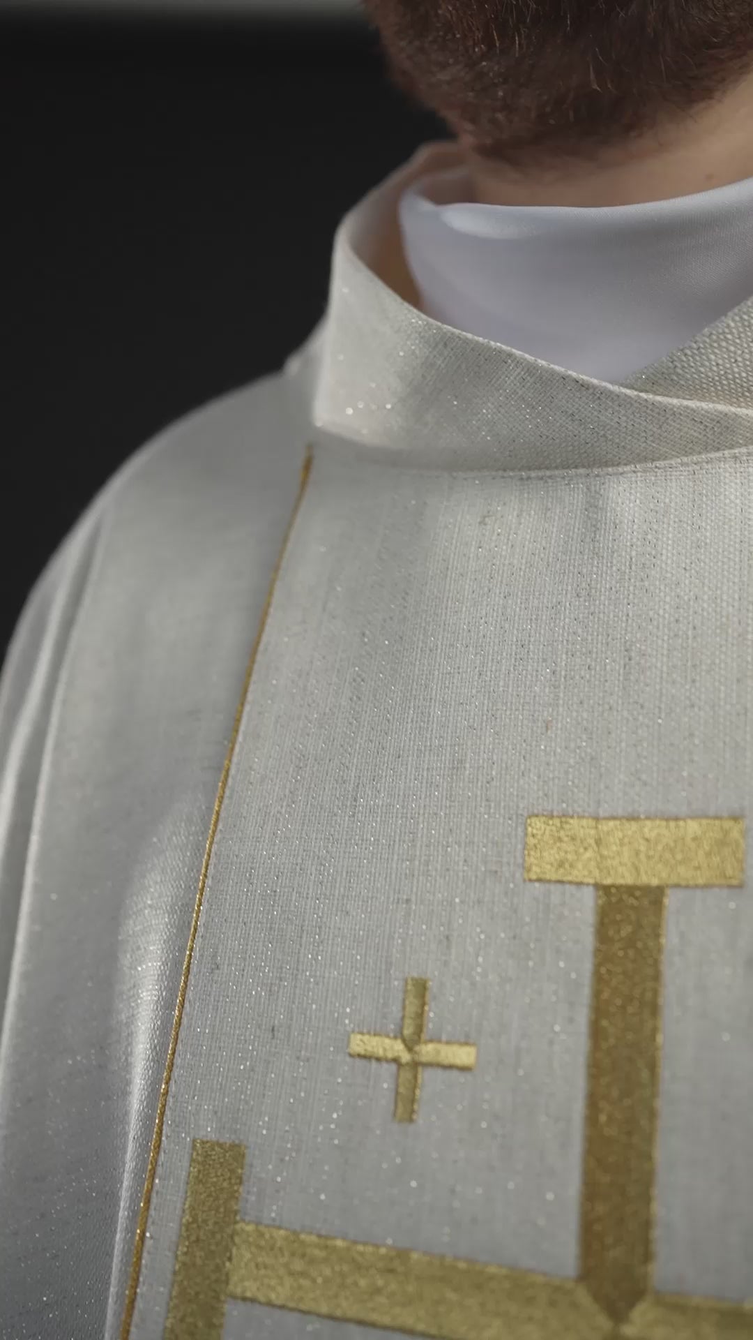 Chasuble brodée avec la Croix de Jérusalem – Écrue