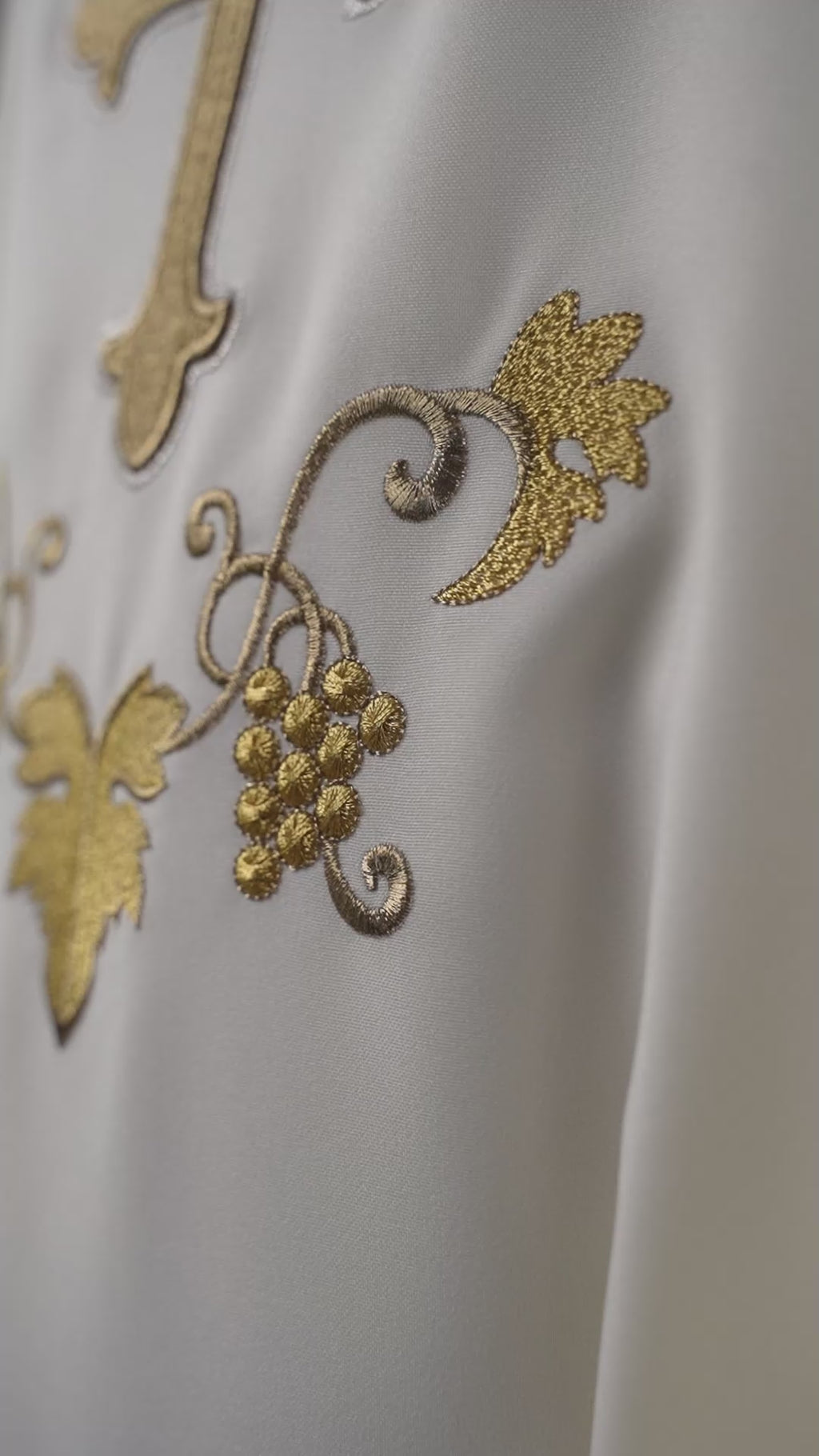 Chasuble brodée écru avec un symbole de croix et un large col