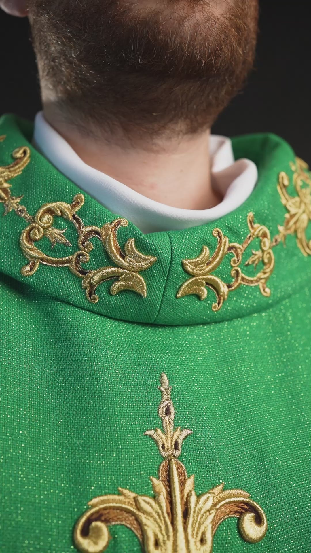 Chasuble verte richement brodée de pierres