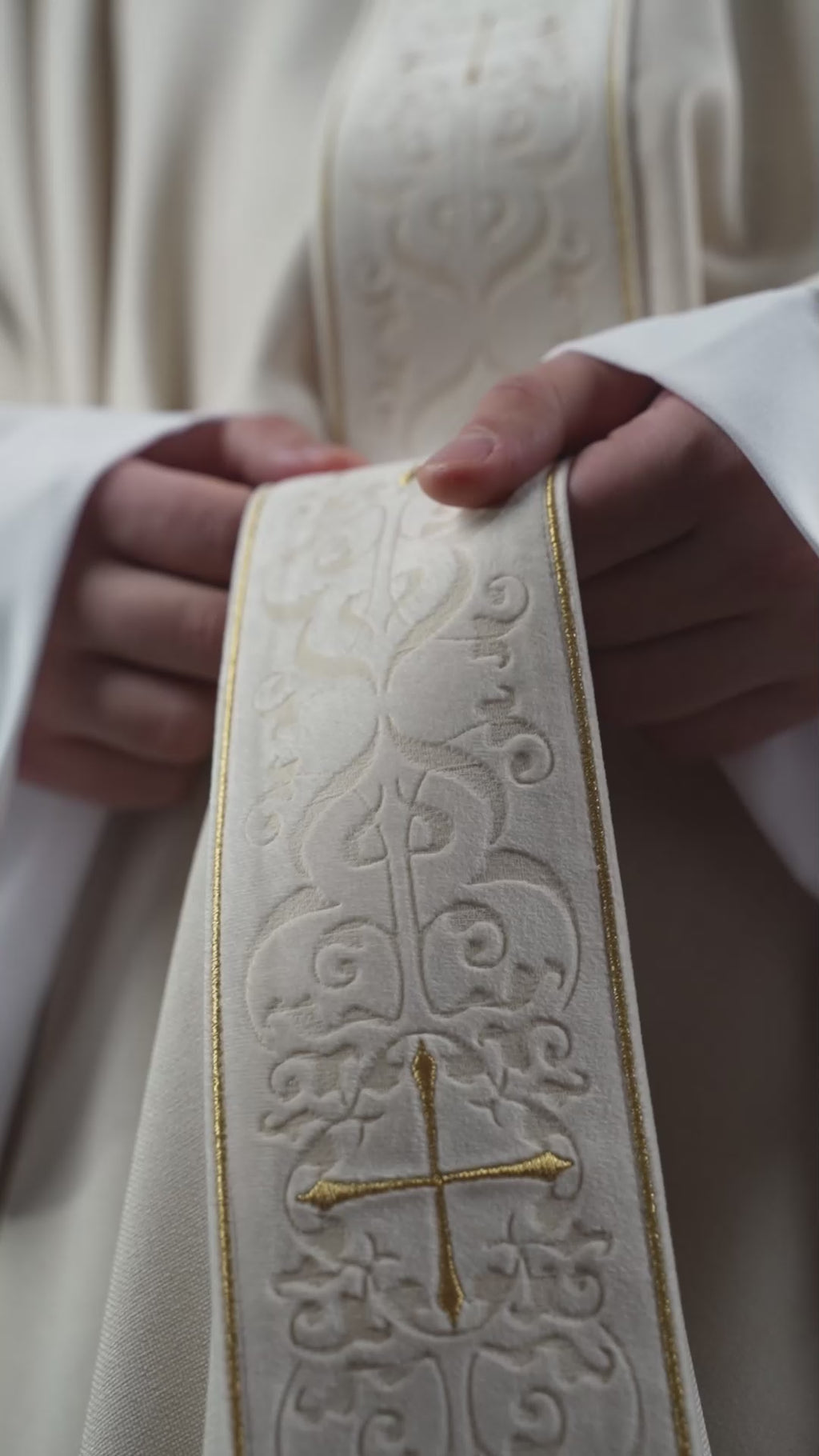 Chasuble écrue avec bande et col brodés de croix
