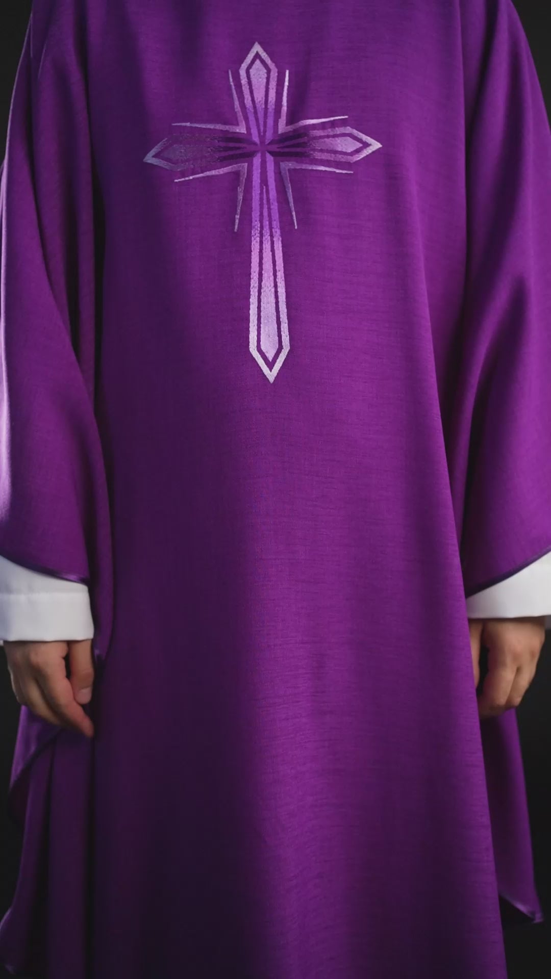 Chasuble avec croix brodée en violet
