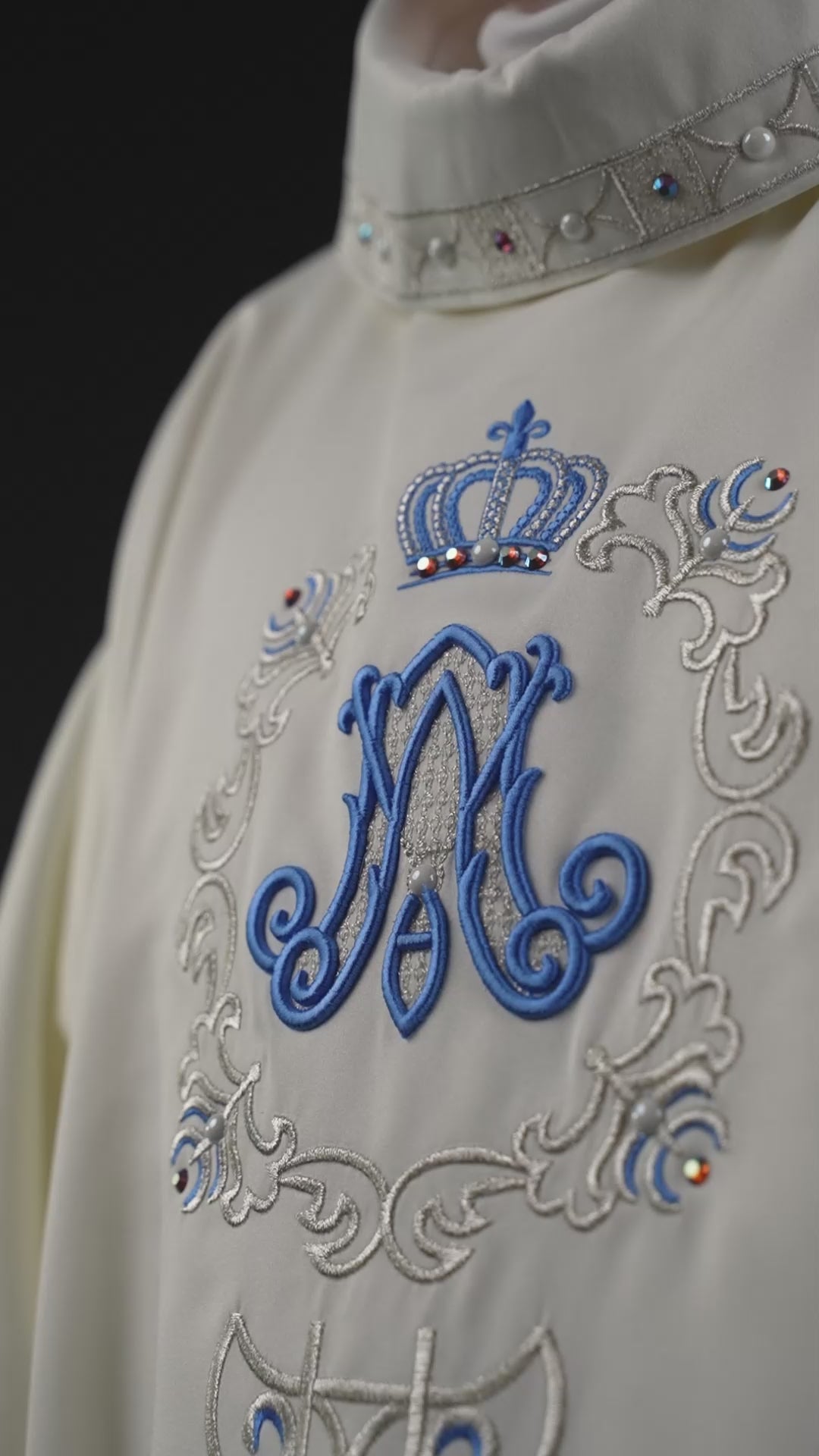 Chasuble mariale décorée de pierres scintillantes