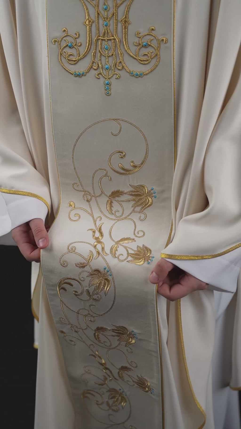 Chasuble liturgique mariale avec ceinture en velours écru