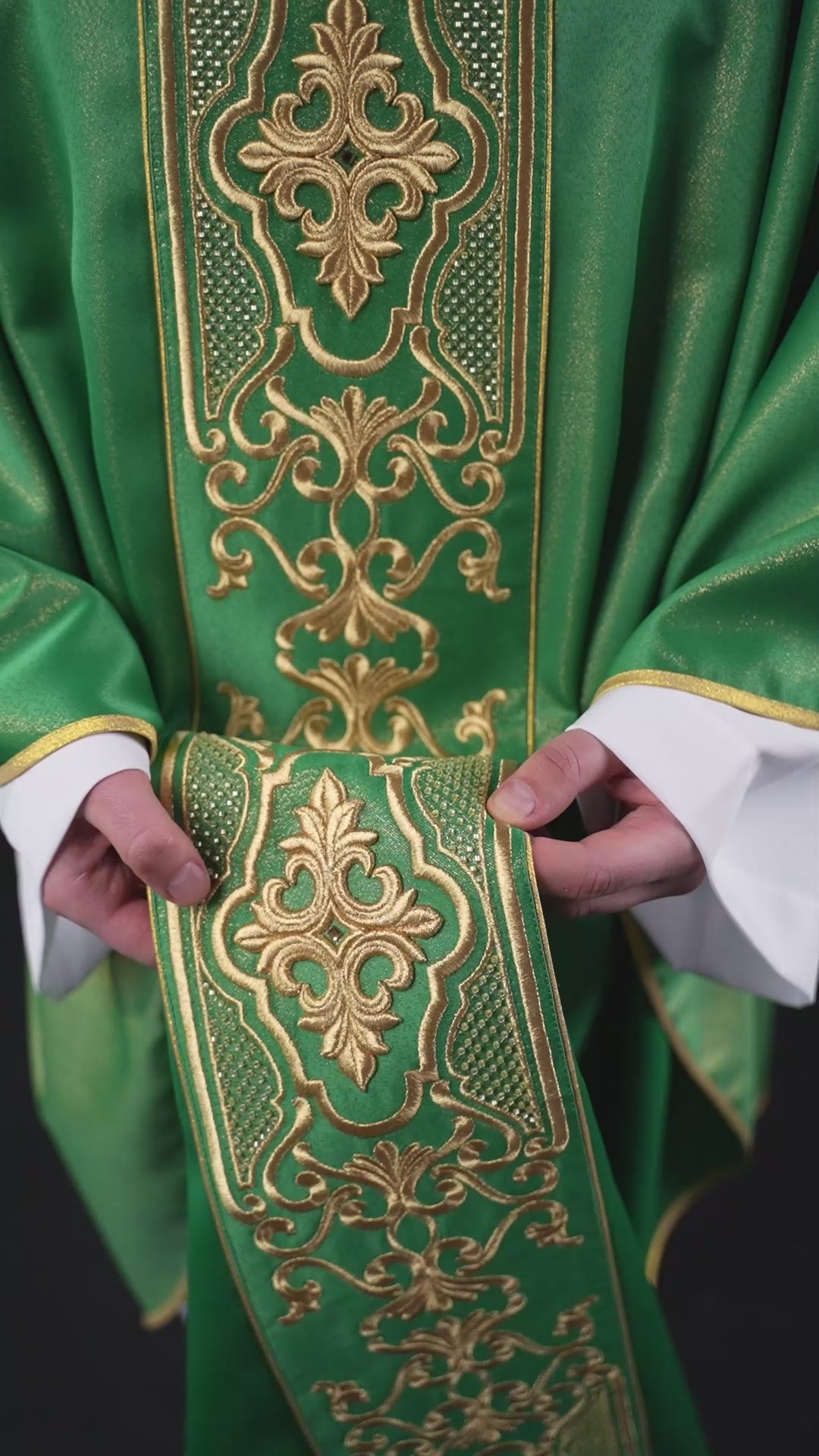 Chasuble verte richement brodée de lustre