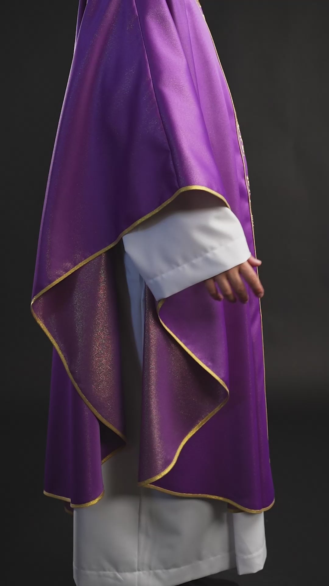 Chasuble violette richement brodée et brillante
