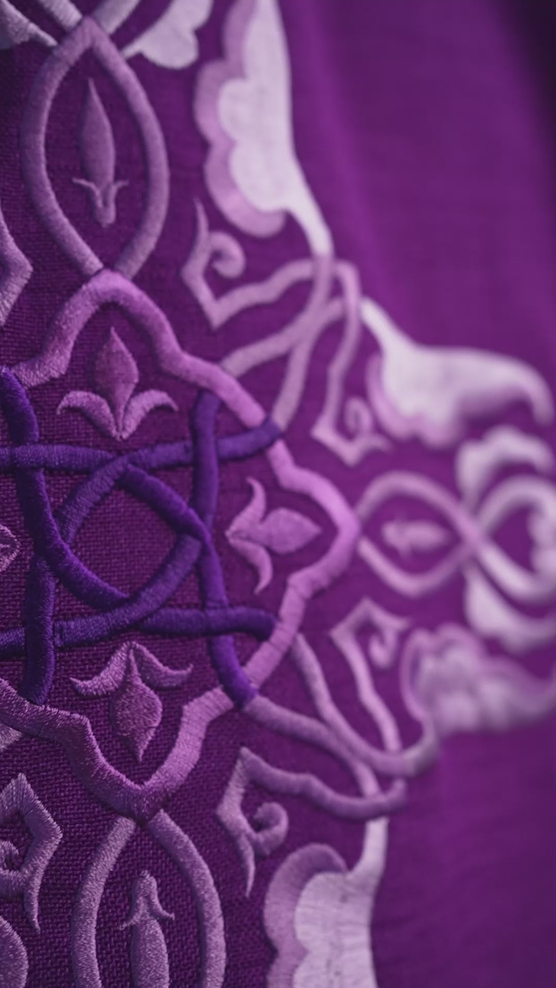 Chasuble violette avec broderie de la Croix