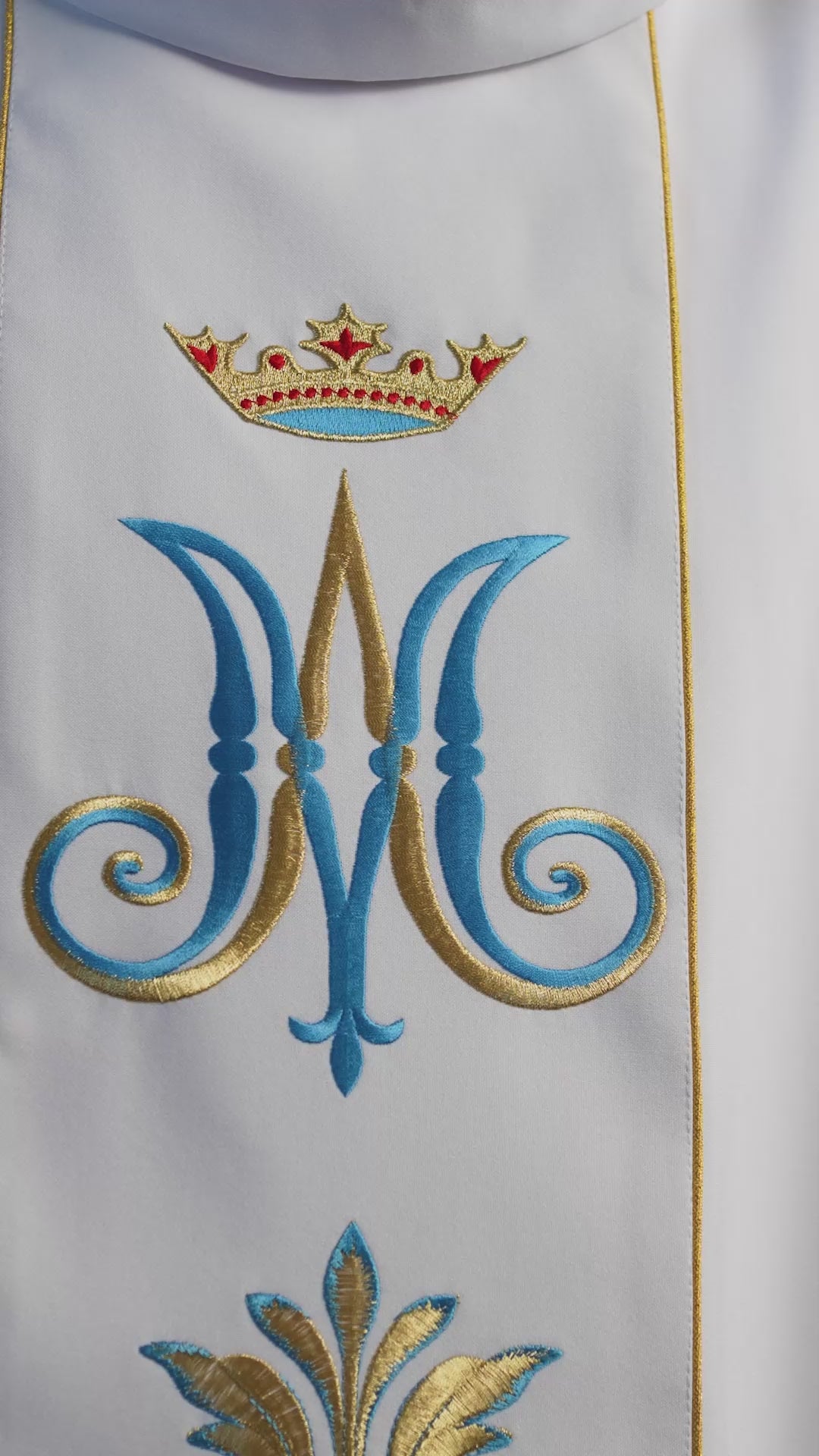 Chasuble brodée avec motif marial Blanc