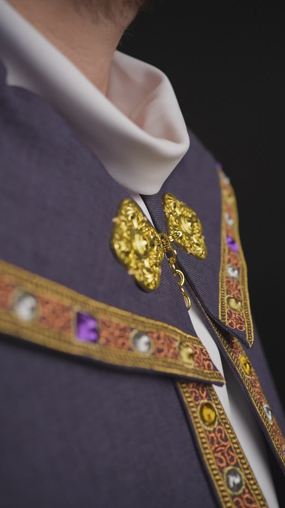 Chapelle liturgique violette avec IHS doré
