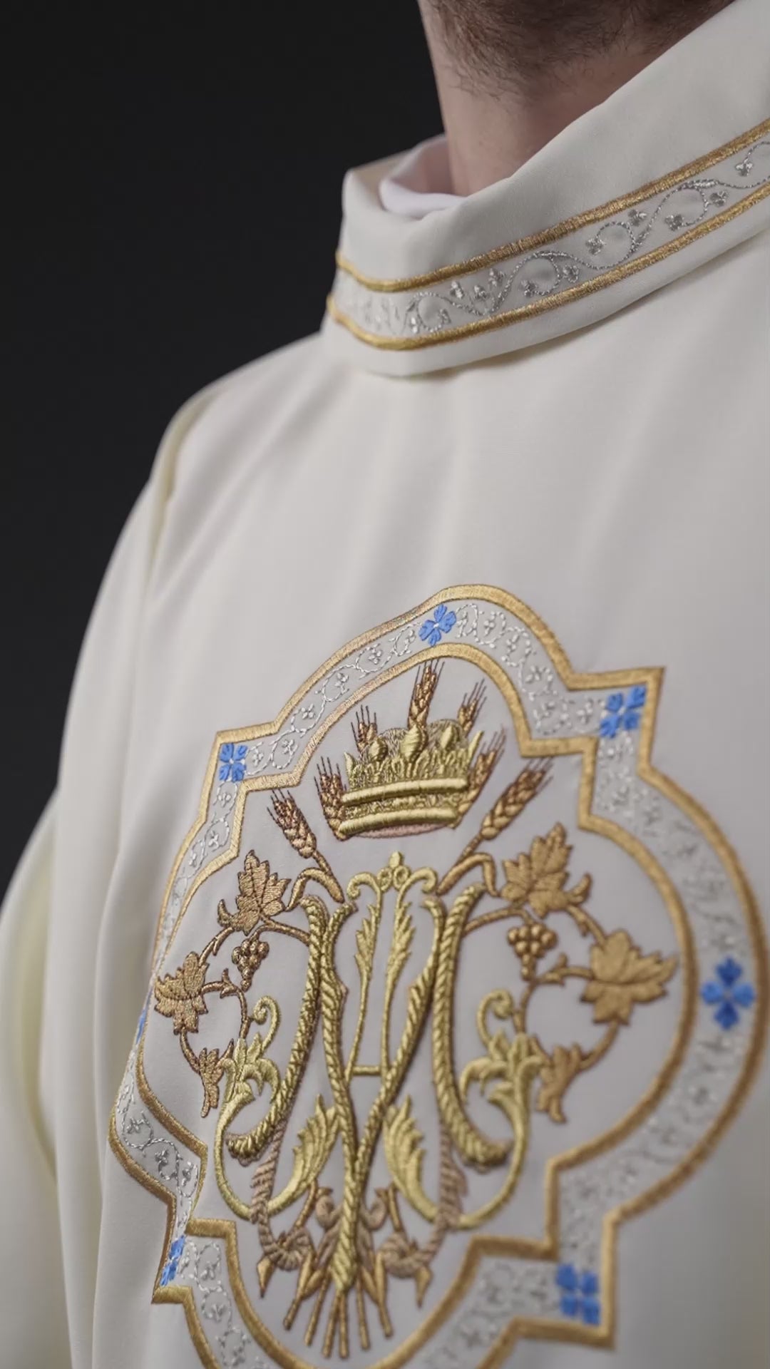 Chasuble brodée avec motif marial écru