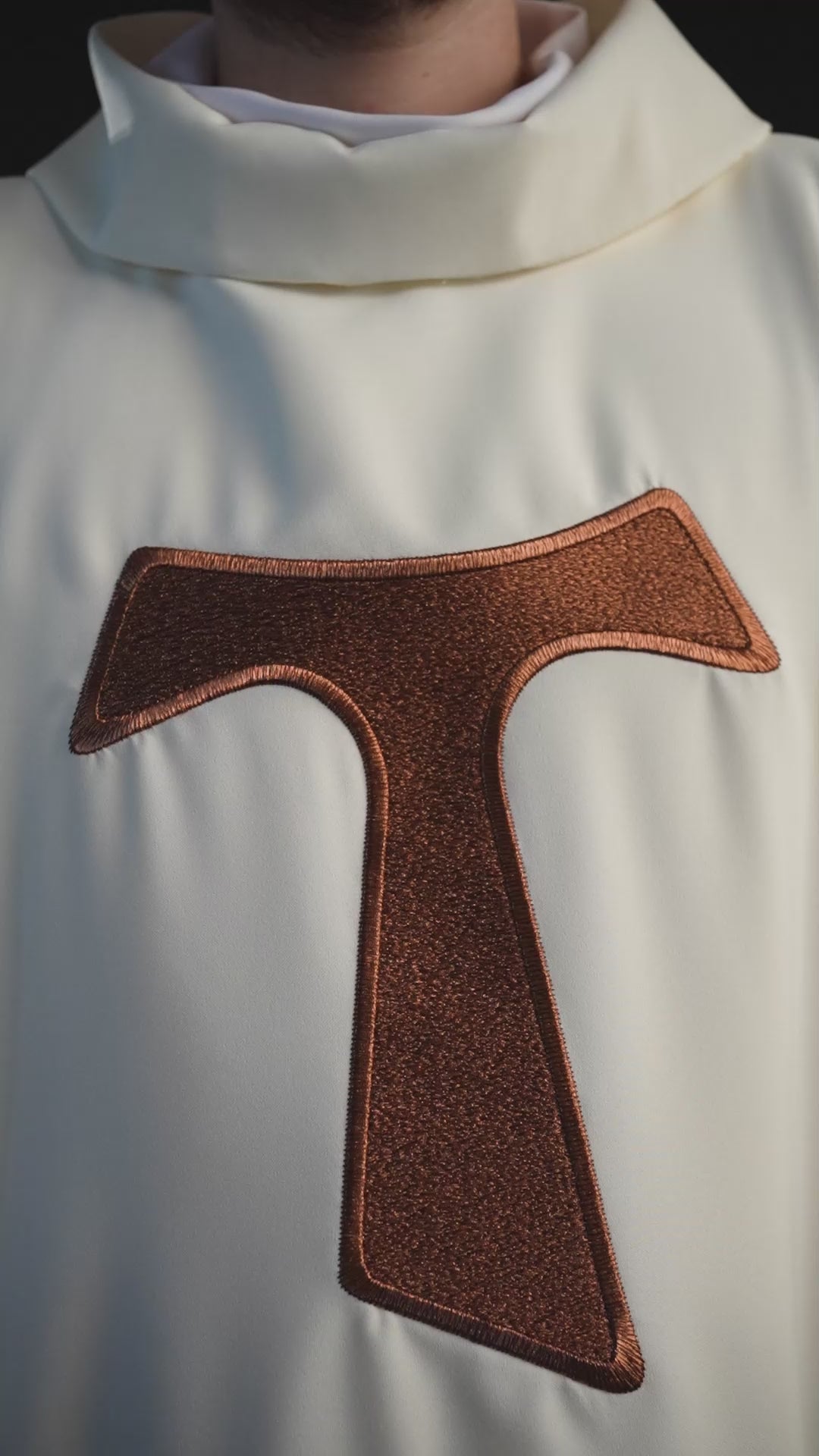 Chasuble liturgique avec croix franciscaine