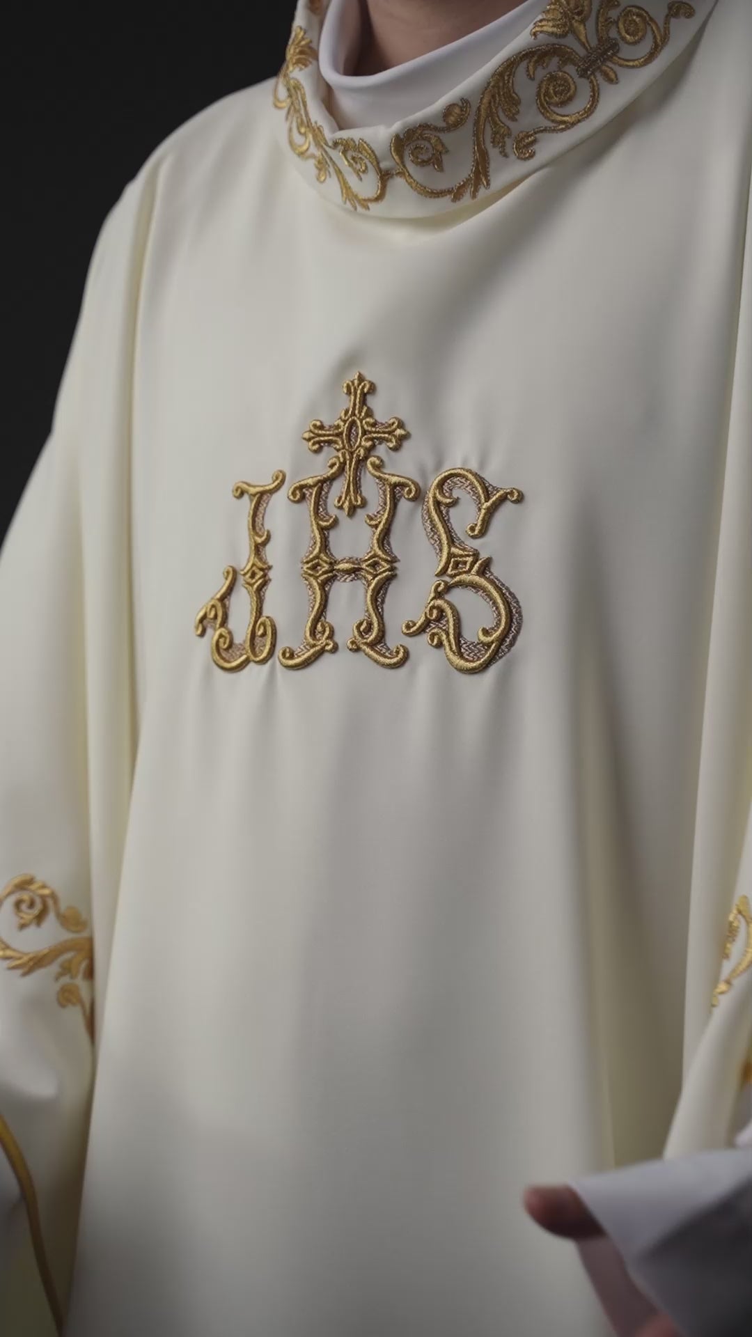 Chasuble avec bordure décorée et motif IHS