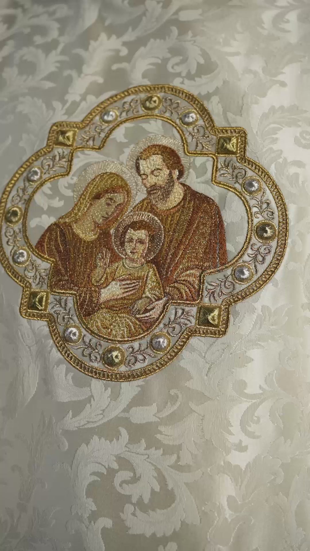 Chasuble brodée de Noël avec l’image de la Sainte Famille