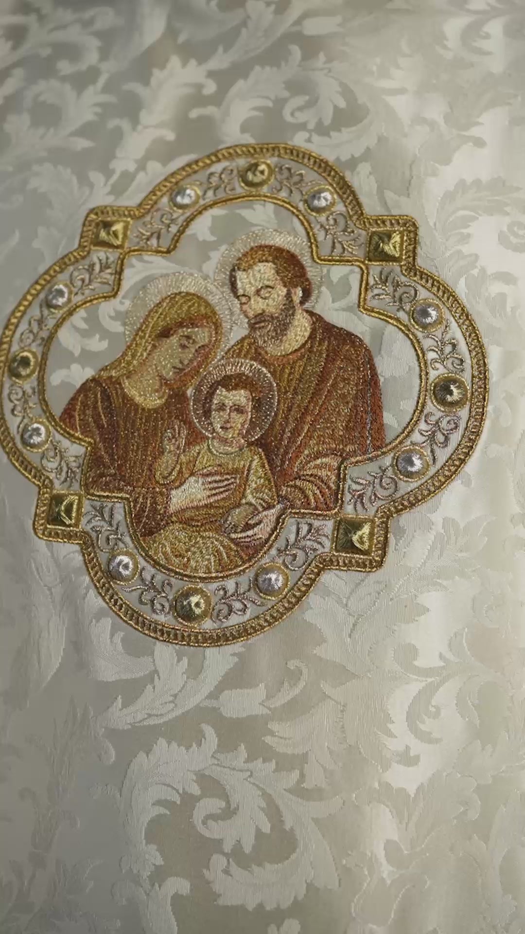 Chasuble brodée de Noël avec l’image de la Sainte Famille