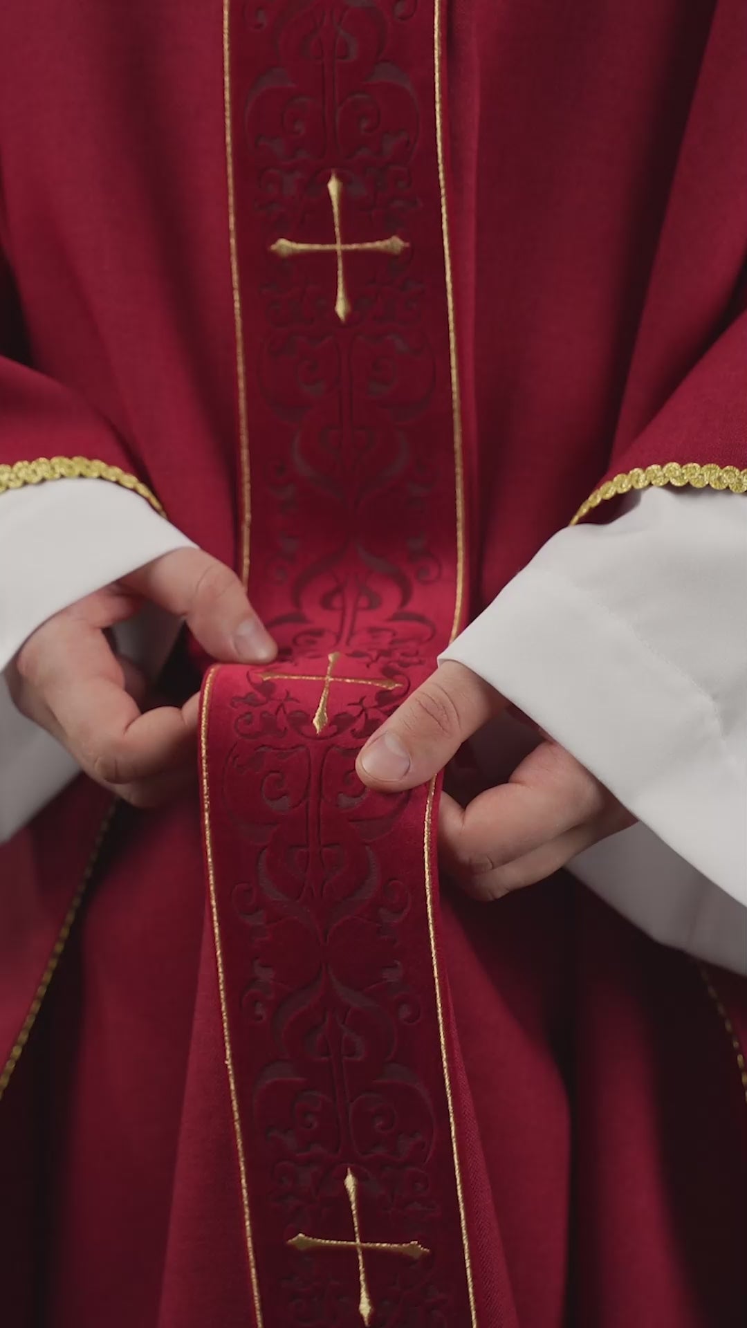 Chasuble rouge avec bande brodée de croix
