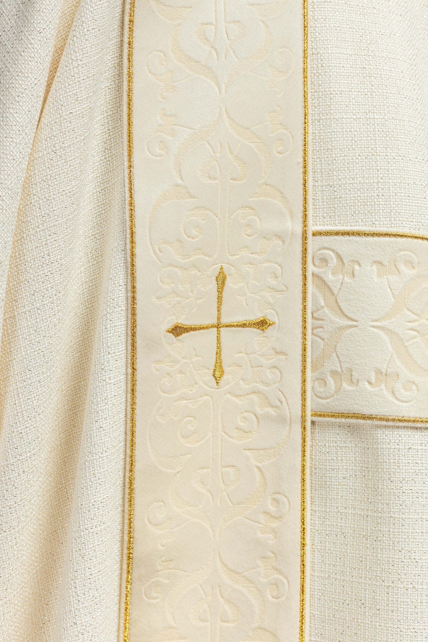 Rideau à rayures de velours et croix dorées brodées, écru KDL/395/05/71/B - CHASUBLES.FR