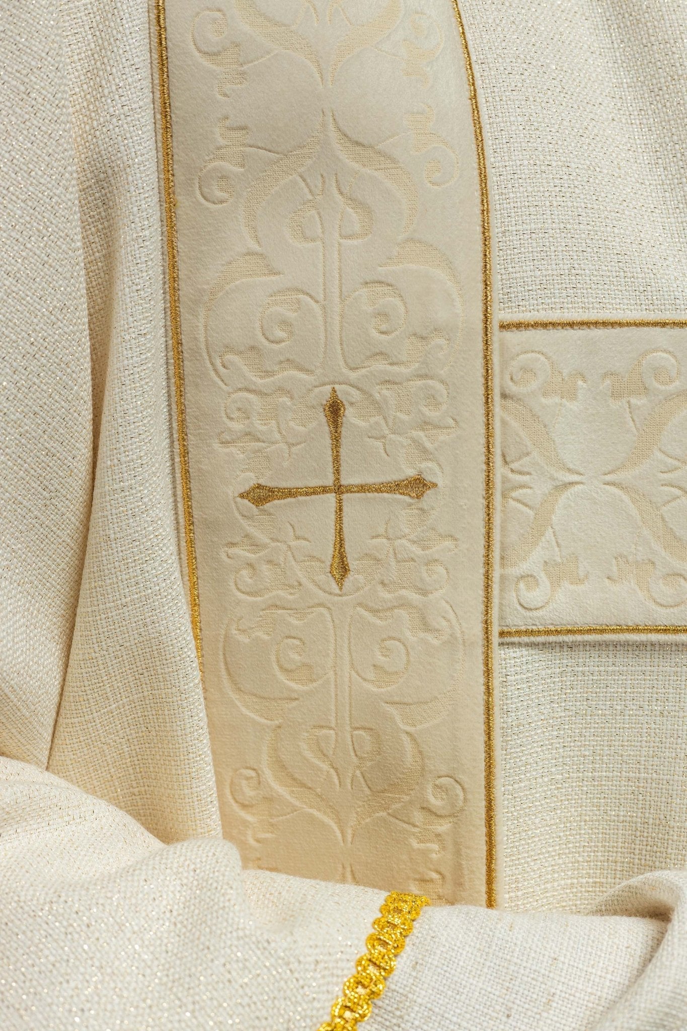 Rideau à rayures de velours et croix dorées brodées, écru KDL/395/05/71/B - CHASUBLES.FR