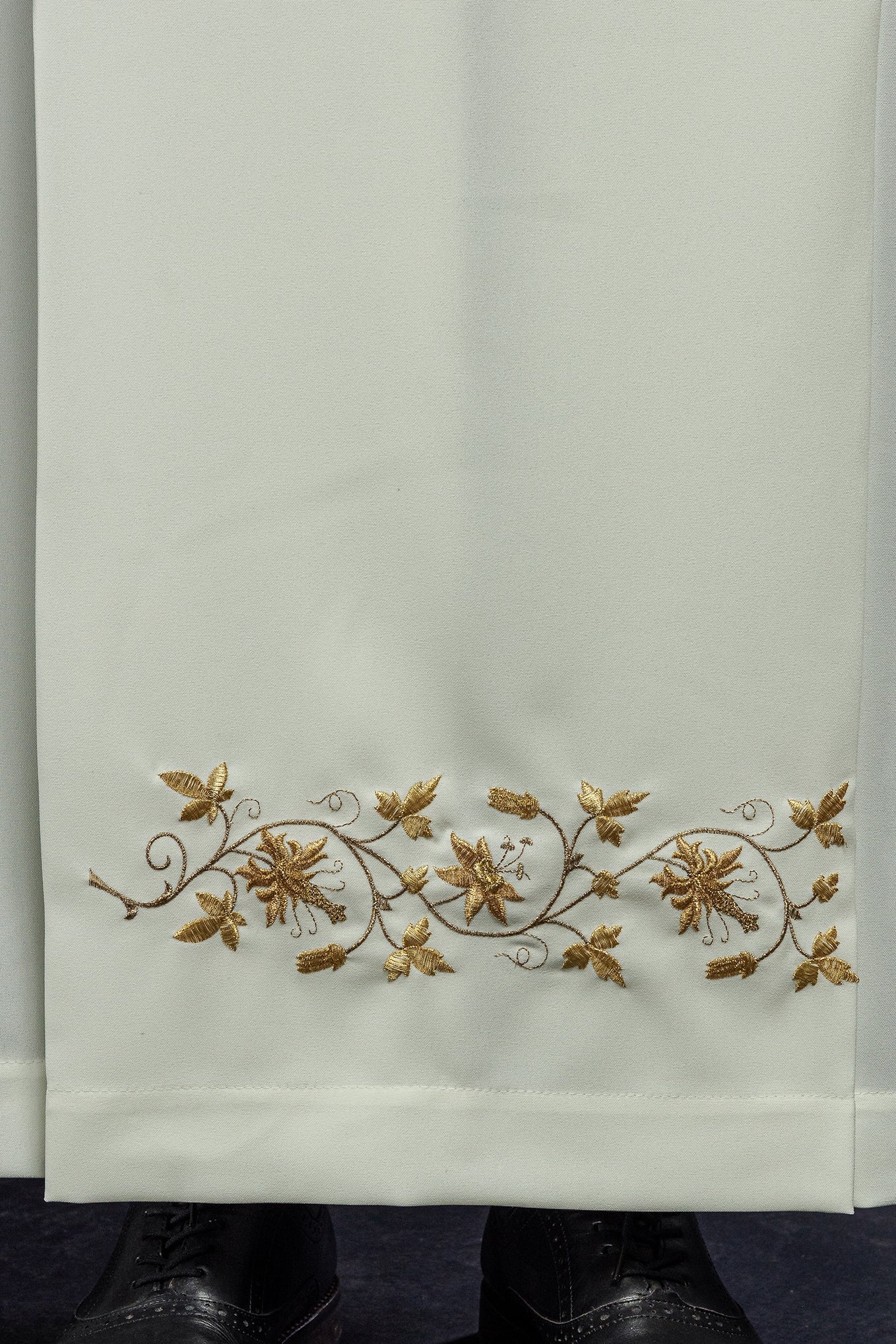 Robe de prêtre brodée à col roulé KAB/005/05/12 135cm/164cm - CHASUBLES.FR